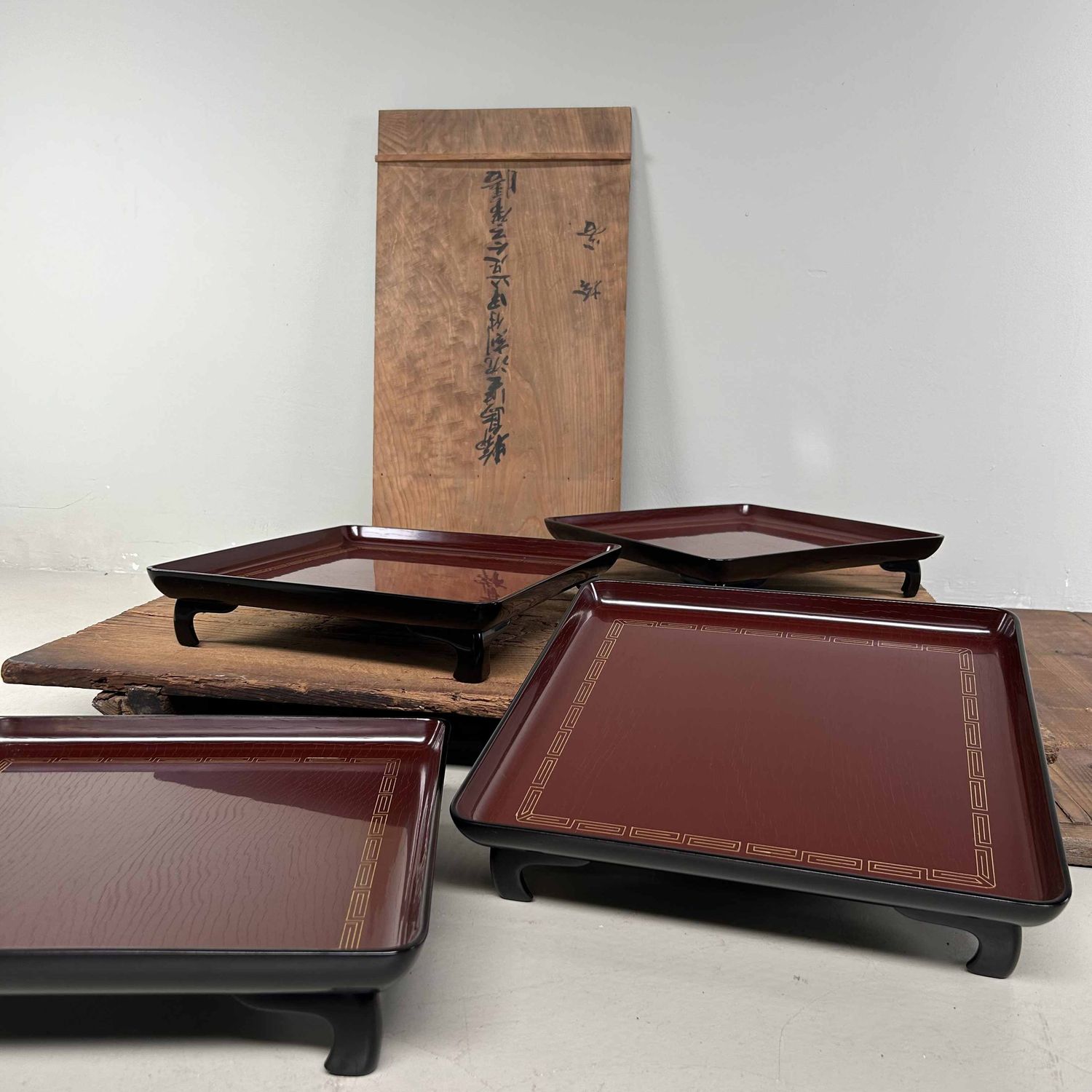 Houten Urushi Gelakte Theetafel Presenteerblad, Shōwa, Japan.