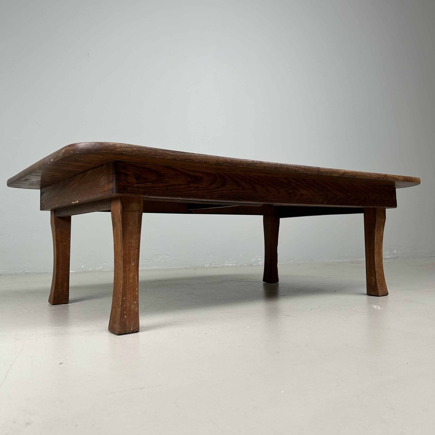 Lage Minimalistische Japanse Tafel, Taishō periode, Japan.