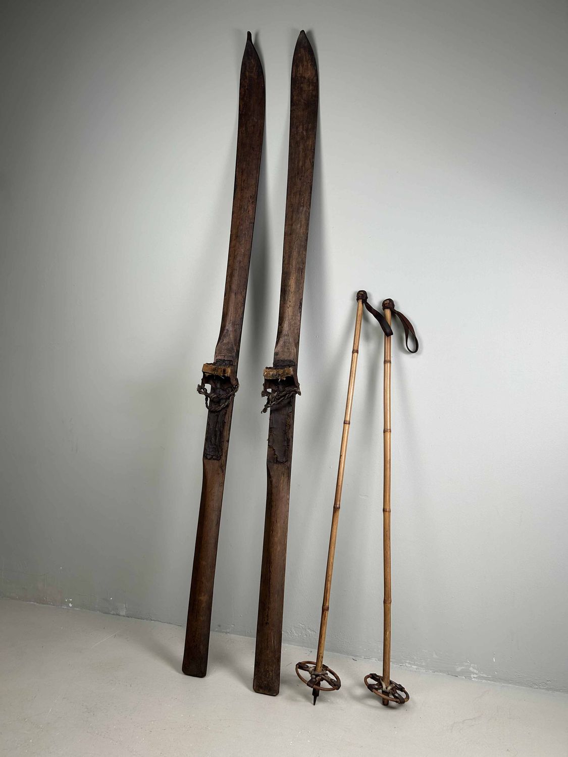 Antieken Houten Ski's met Bamboe Skistokken, Taishō periode.