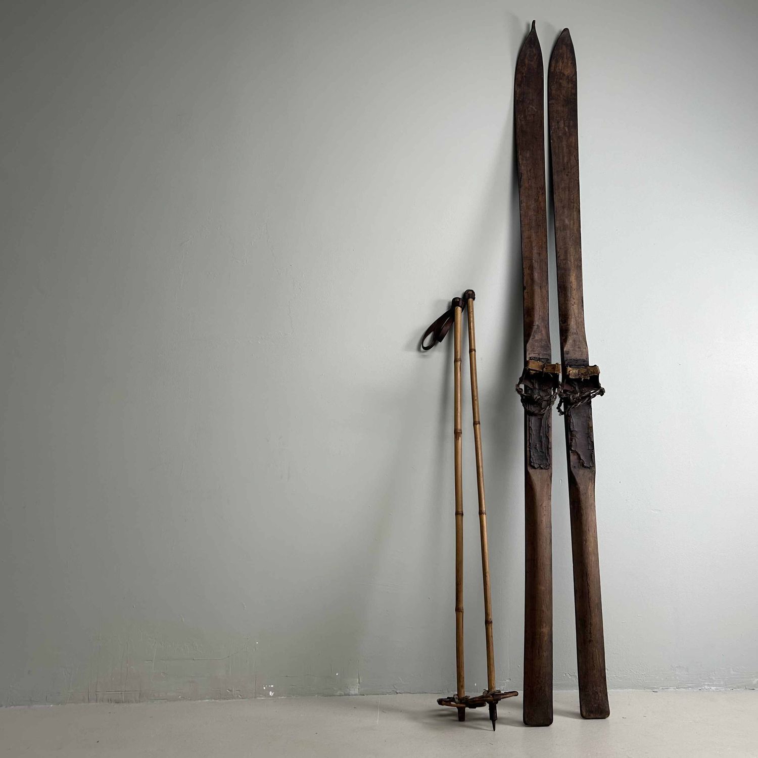 Antieken Houten Ski's met Bamboe Skistokken, Taishō periode.