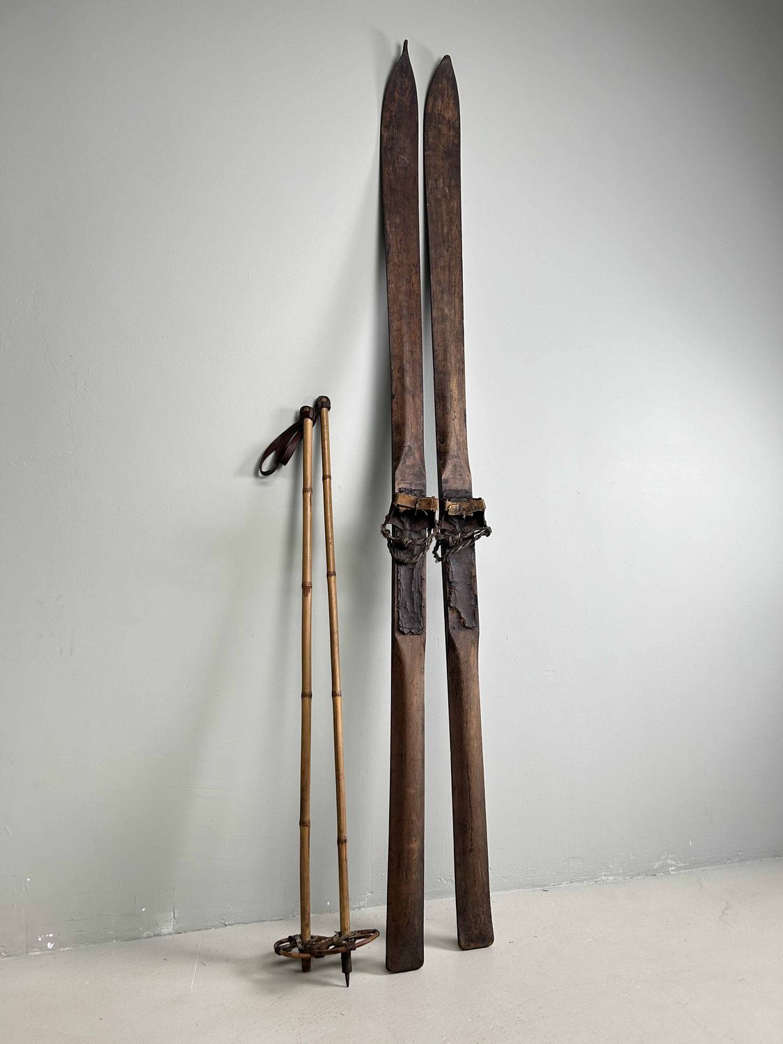 Antieken Houten Ski's met Bamboe Skistokken, Taishō periode.