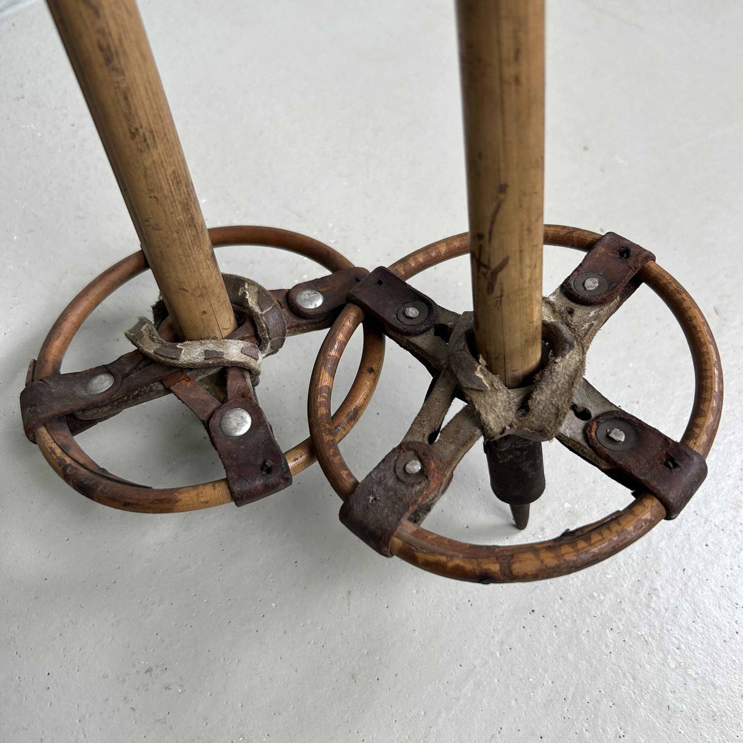 Antieken Houten Ski's met Bamboe Skistokken, Taishō periode.