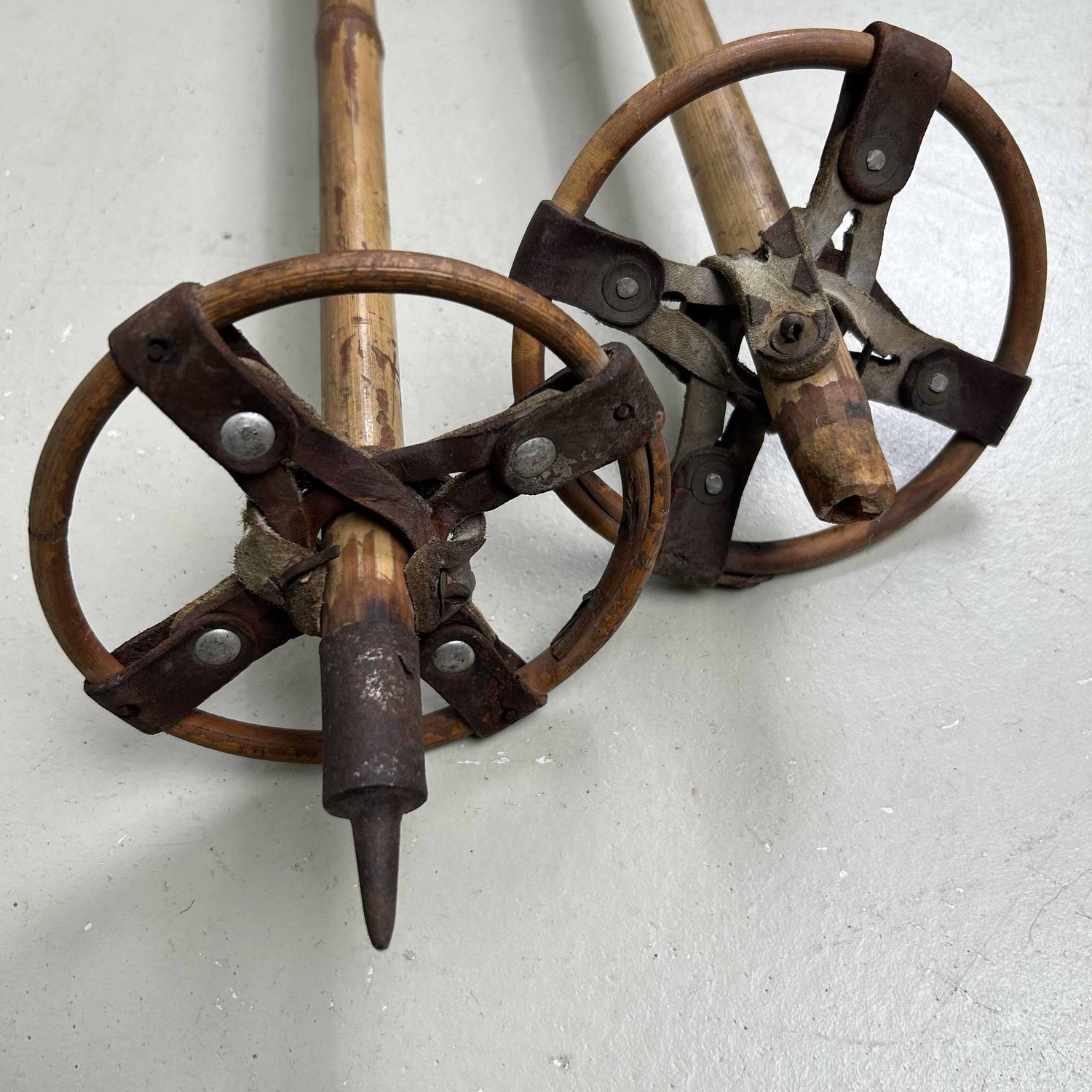 Antieken Houten Ski's met Bamboe Skistokken, Taishō periode.