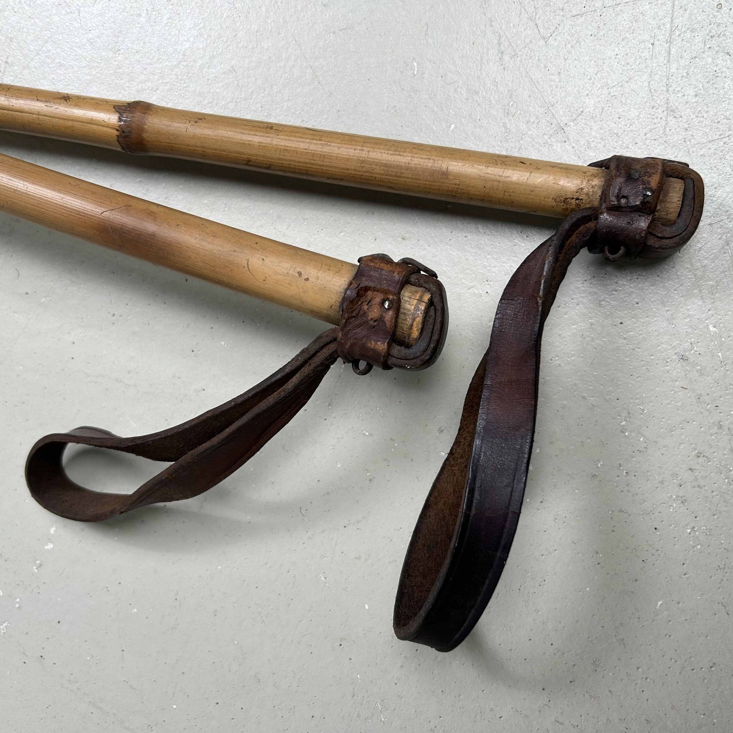 Antieken Houten Ski's met Bamboe Skistokken, Taishō periode.