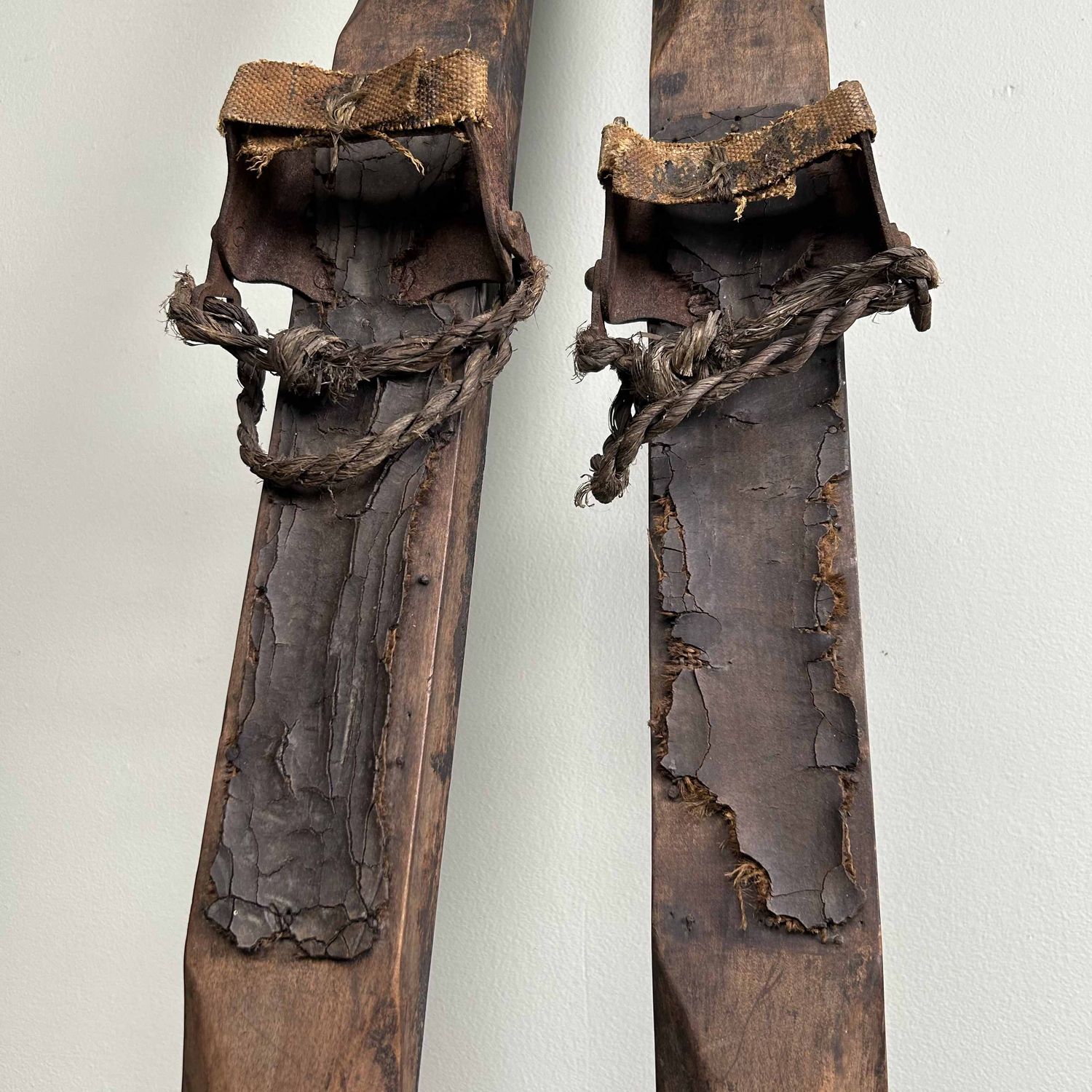 Antieken Houten Ski's met Bamboe Skistokken, Taishō periode.