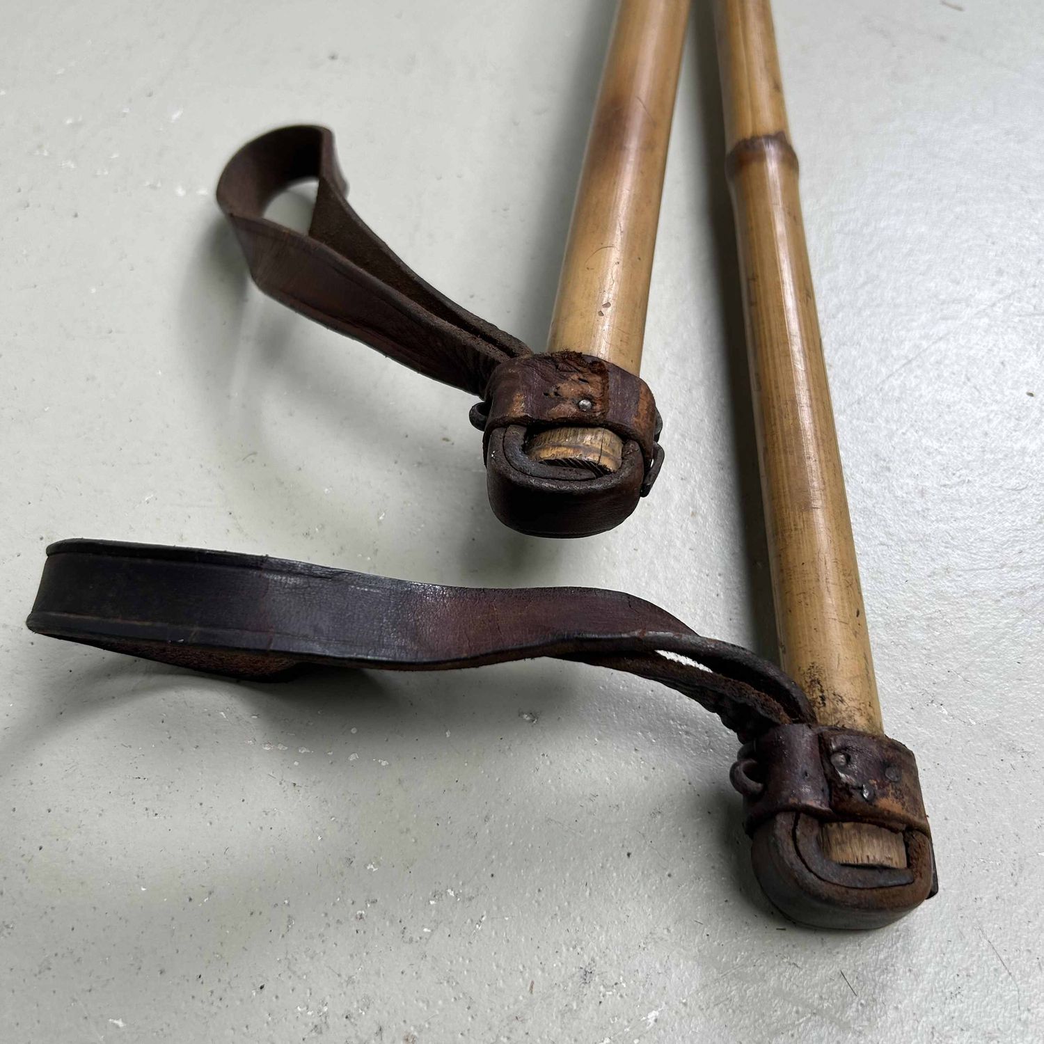 Antieken Houten Ski's met Bamboe Skistokken, Taishō periode.