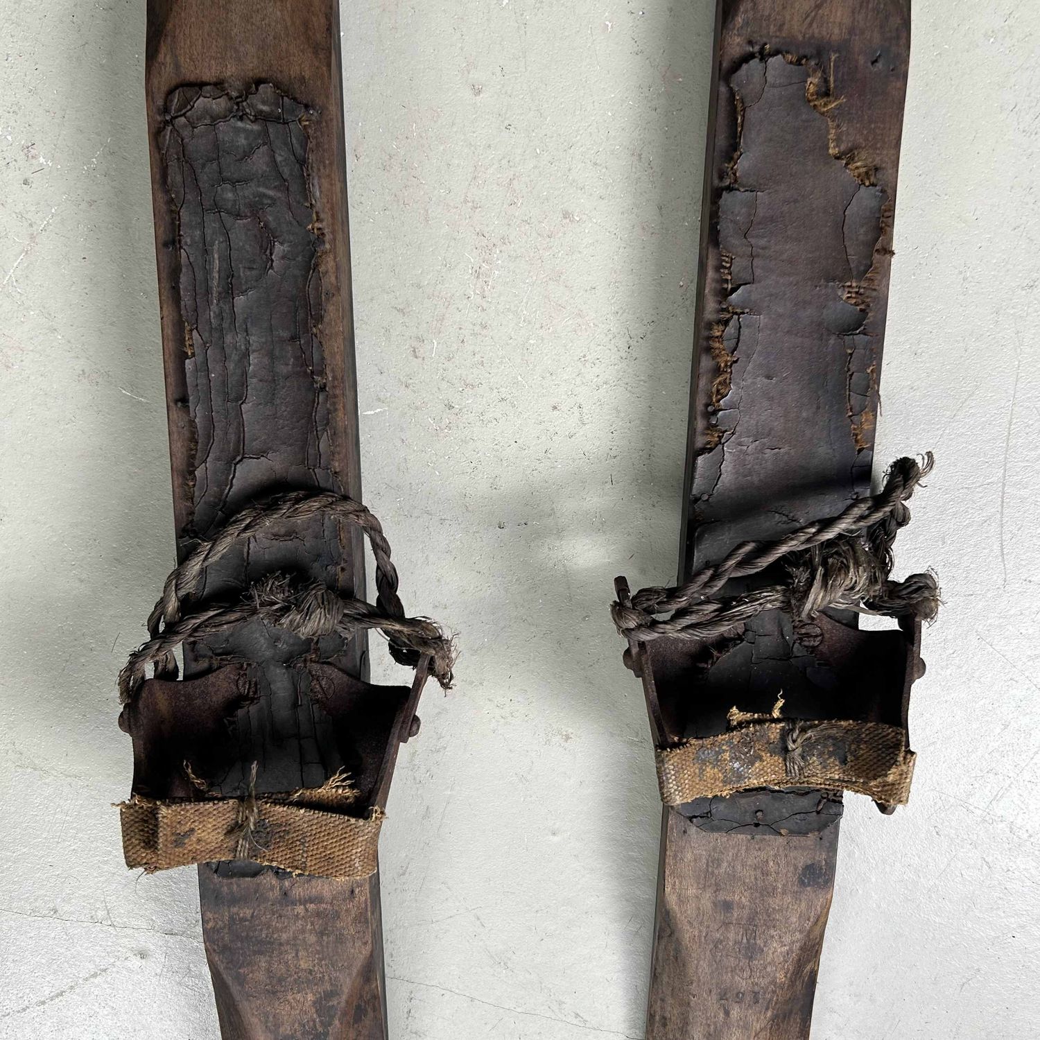Antieken Houten Ski's met Bamboe Skistokken, Taishō periode.