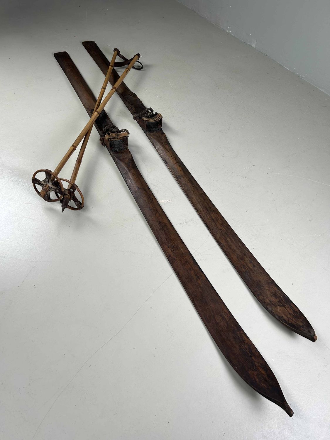 Antieken Houten Ski's met Bamboe Skistokken, Taishō periode.
