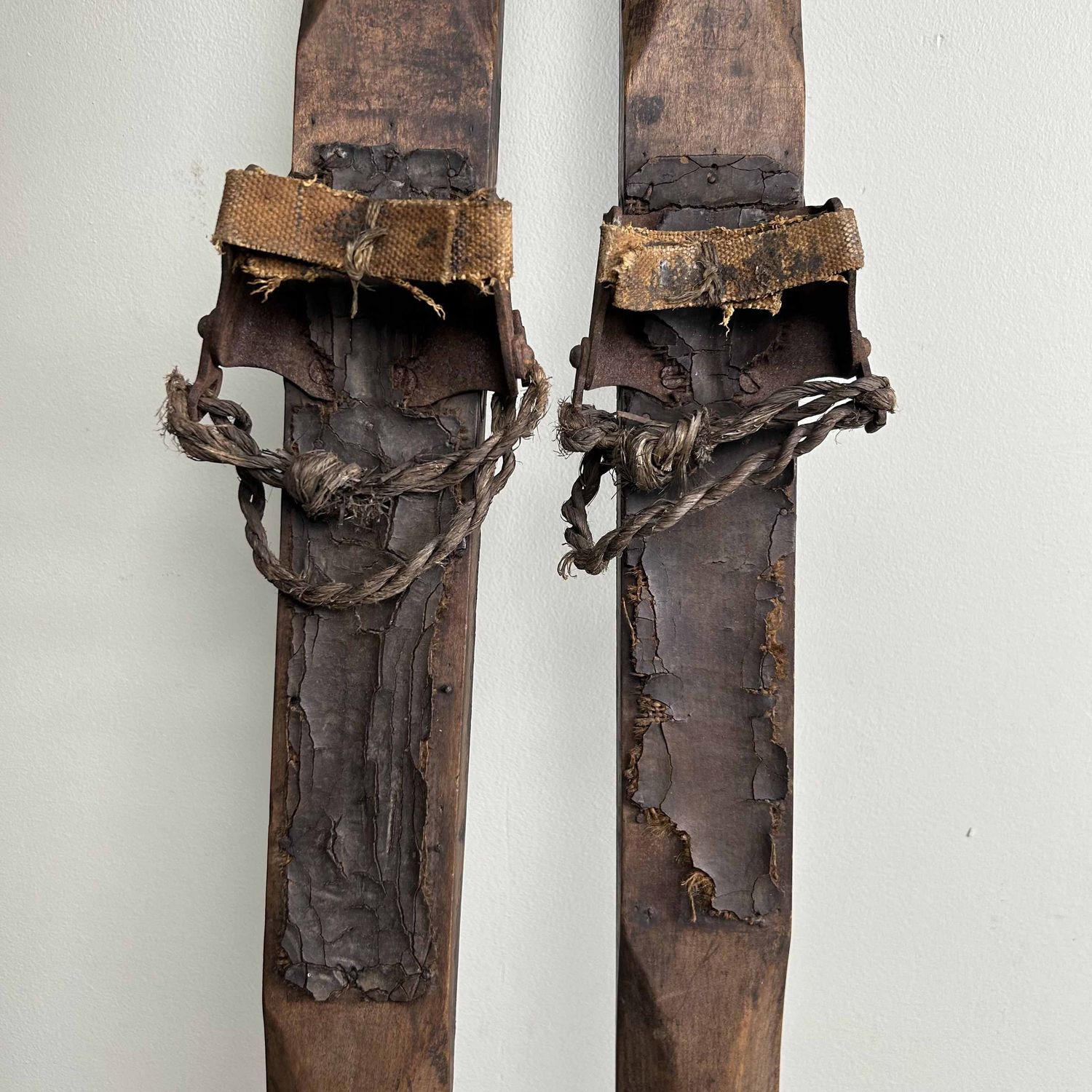 Antieken Houten Ski's met Bamboe Skistokken, Taishō periode.