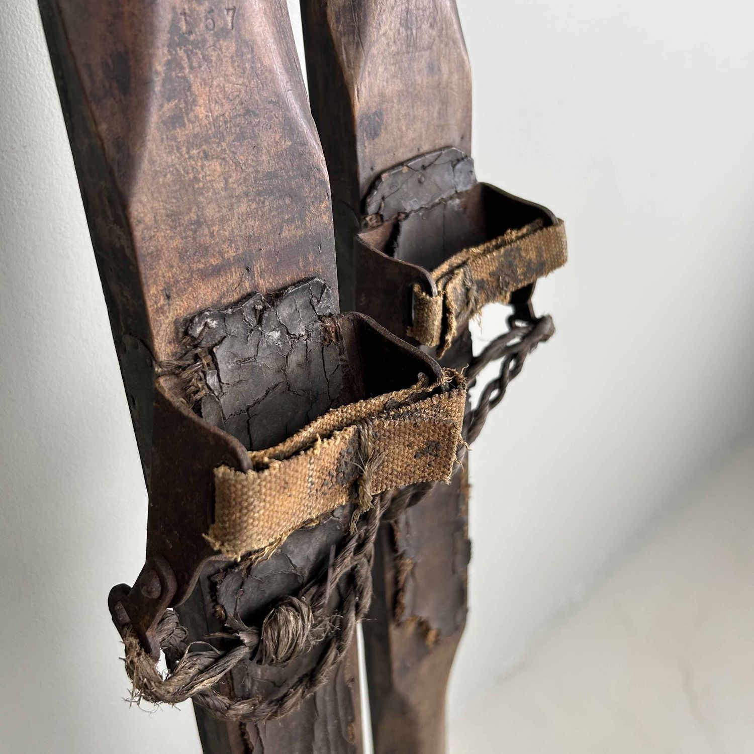 Antieken Houten Ski's met Bamboe Skistokken, Taishō periode.
