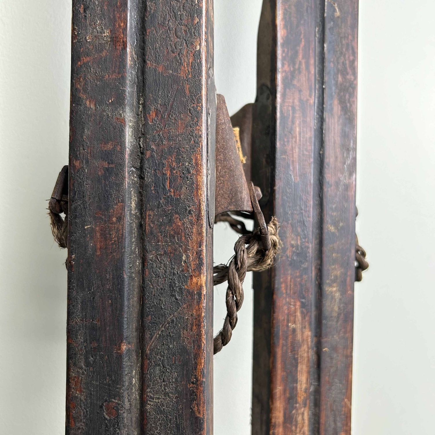 Antieken Houten Ski's met Bamboe Skistokken, Taishō periode.