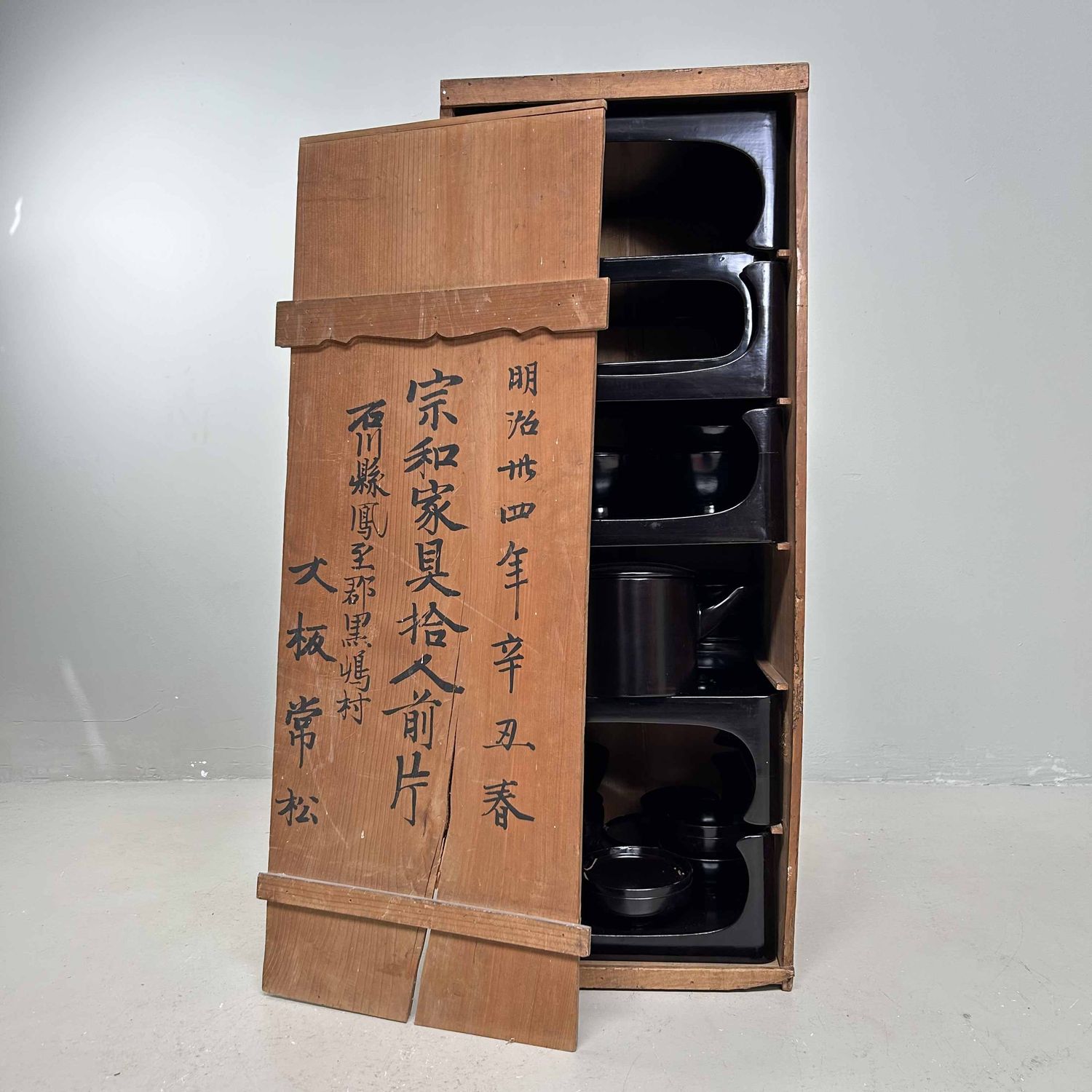 Antieke Ceremoniële Set Traditioneel Lakwerk, Meiji-periode, Japan.