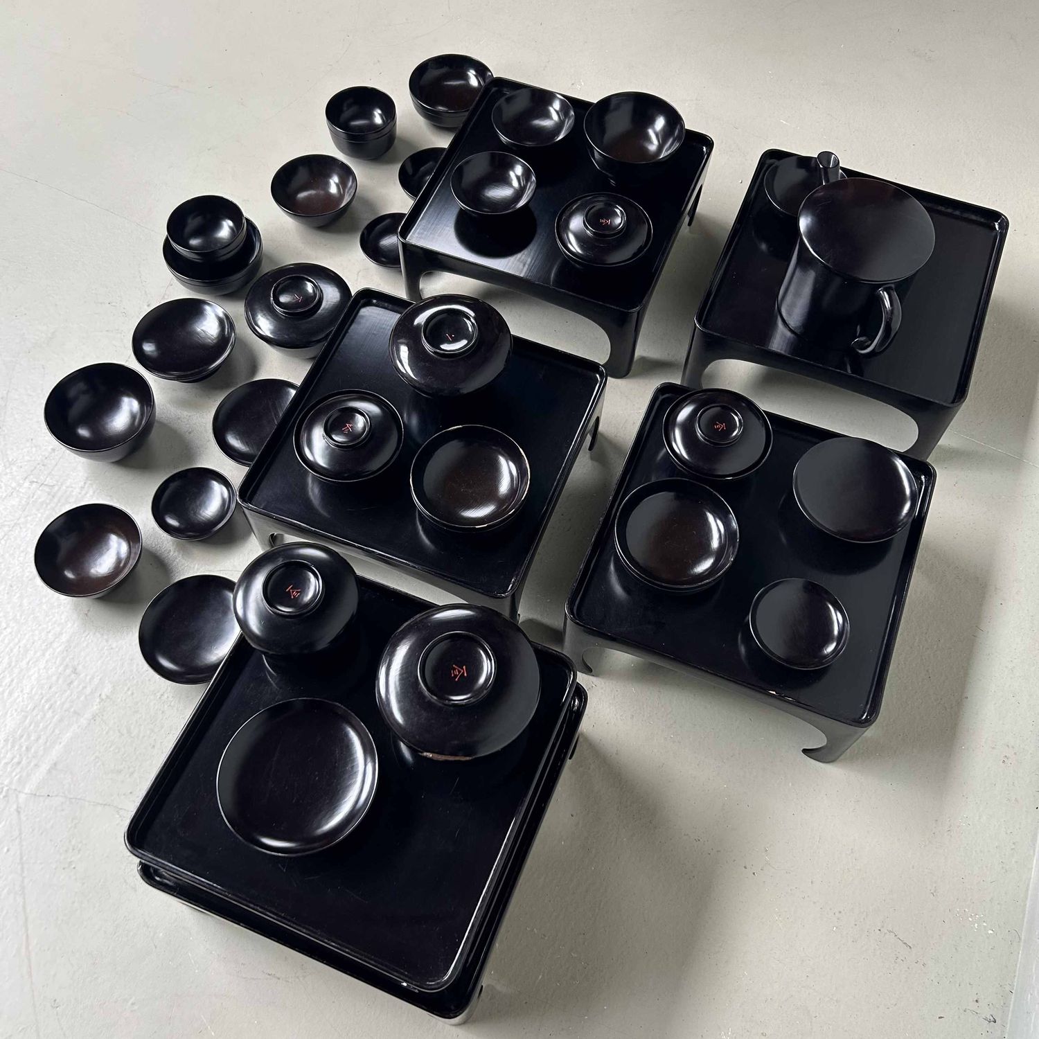 Antieke Ceremoniële Set Traditioneel Lakwerk, Meiji-periode, Japan.