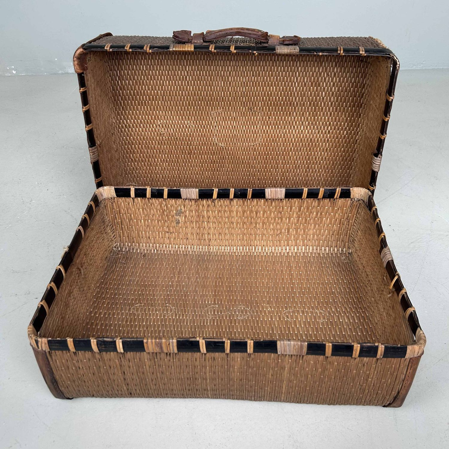 Antieke Japanse Rieten Reismand, vroege Shōwa-periode. Antieke Japanse Rieten Reismand, vroege Shōwa-periode.