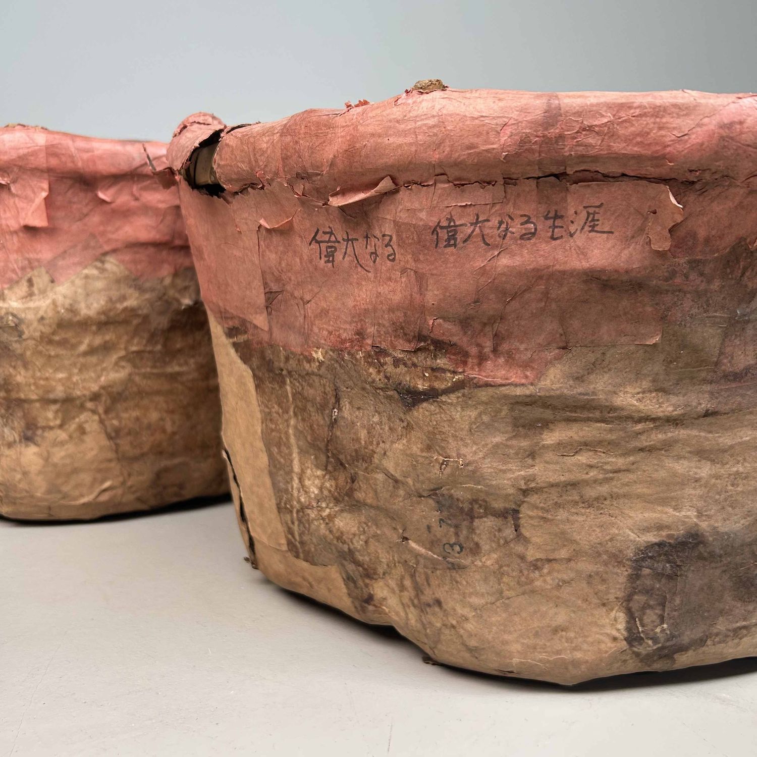 Set Antieke Bamboe Manden met Washi Papier, Meiji-periode, Japan.