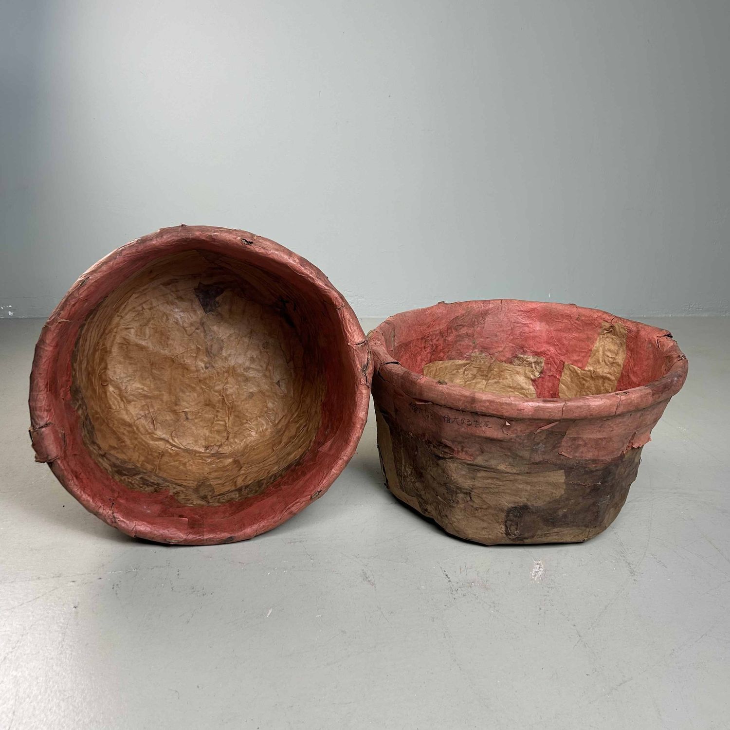 Set Antieke Bamboe Manden met Washi Papier, Meiji-periode, Japan.