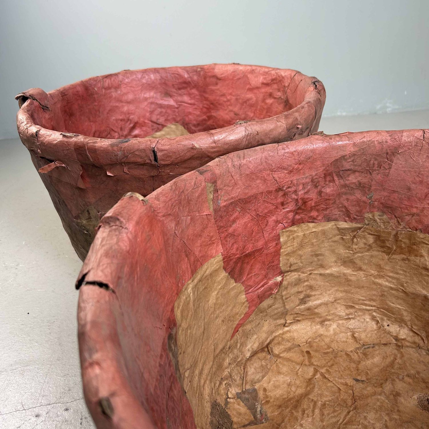 Set Antieke Bamboe Manden met Washi Papier, Meiji-periode, Japan.