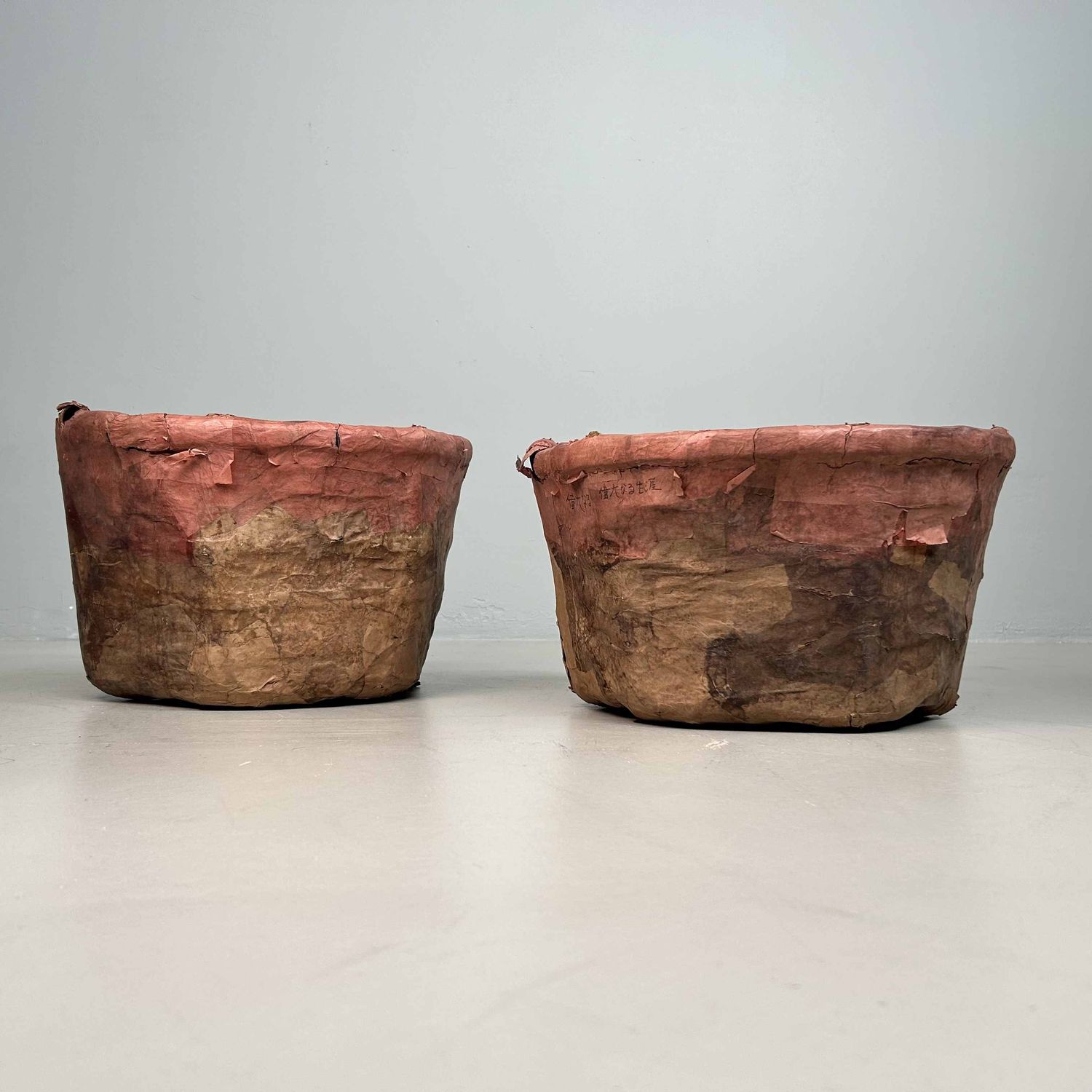 Set Antieke Bamboe Manden met Washi Papier, Meiji-periode, Japan.