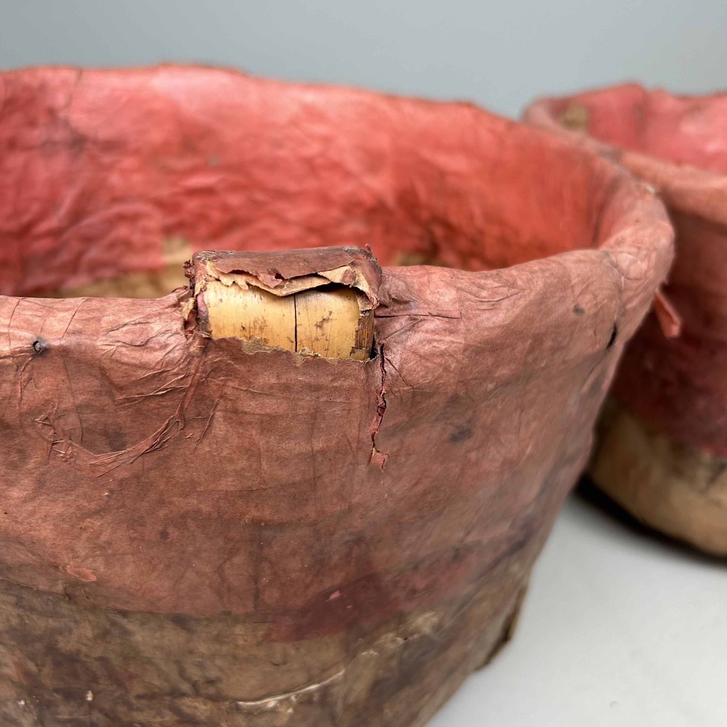 Set Antieke Bamboe Manden met Washi Papier, Meiji-periode, Japan.