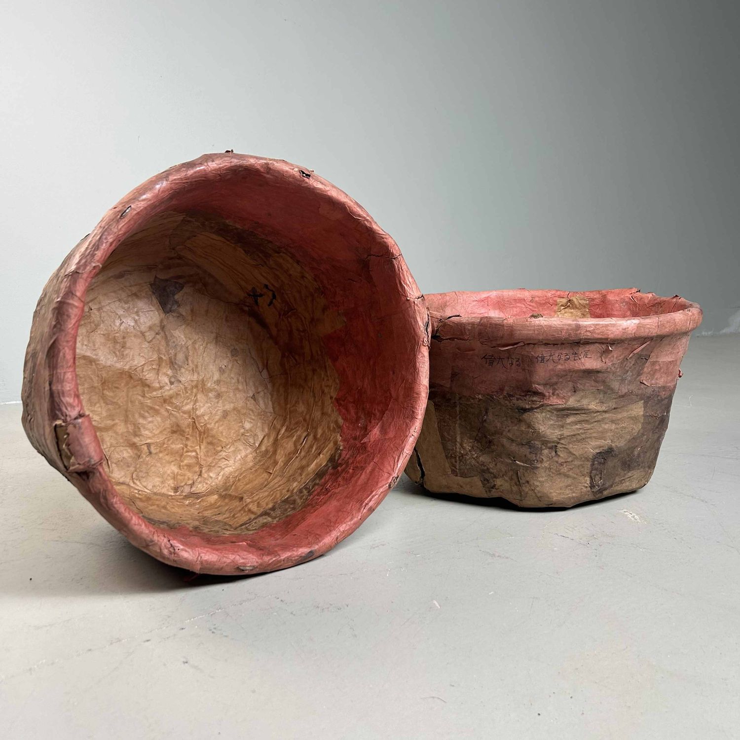 Set Antieke Bamboe Manden met Washi Papier, Meiji-periode, Japan.