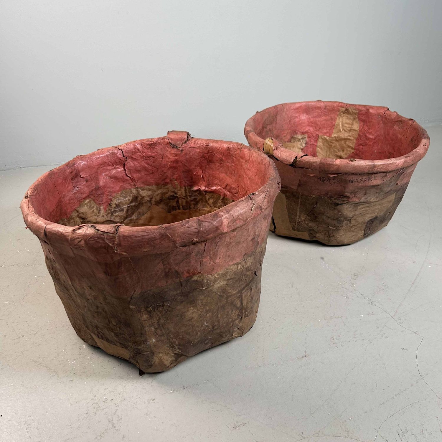 Set Antieke Bamboe Manden met Washi Papier, Meiji-periode, Japan.