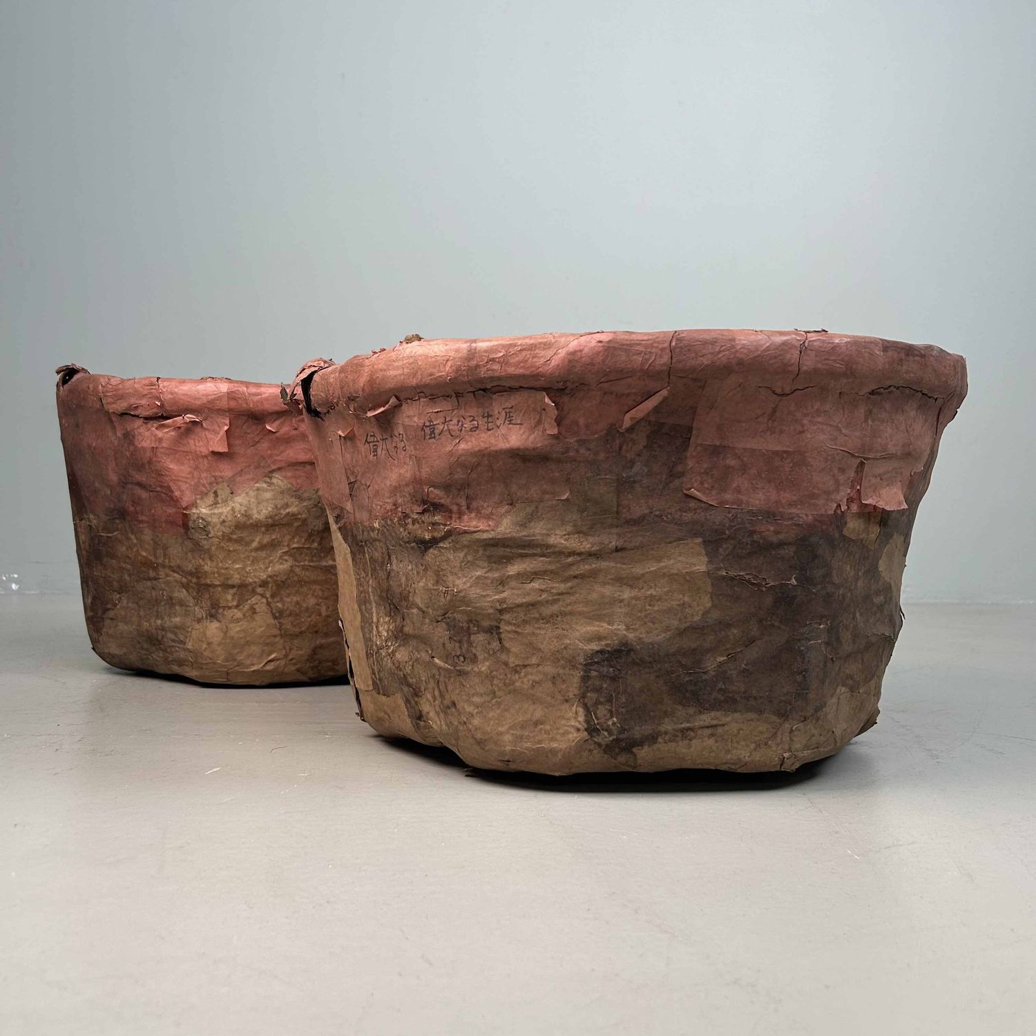 Set Antieke Bamboe Manden met Washi Papier, Meiji-periode, Japan.