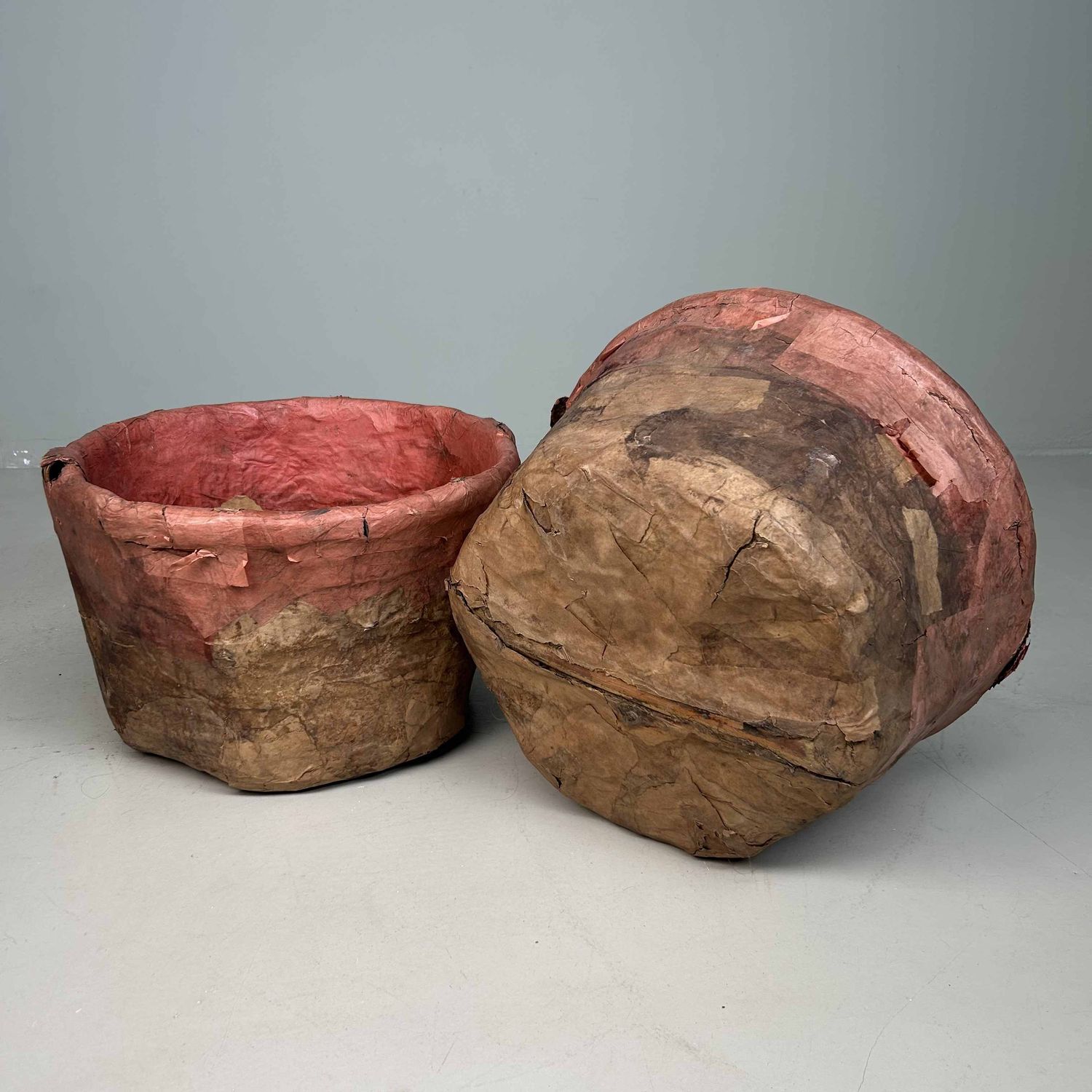 Set Antieke Bamboe Manden met Washi Papier, Meiji-periode, Japan.