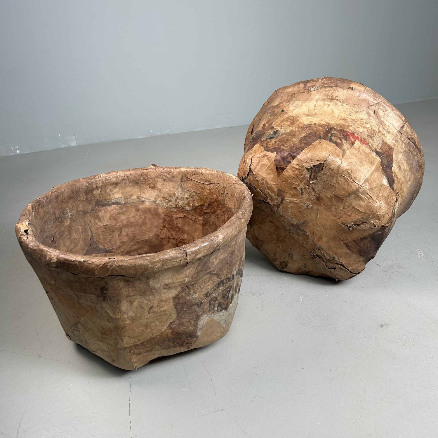 Set Antieke Bamboe Manden met Washi Papier, Meiji-periode, Japan.