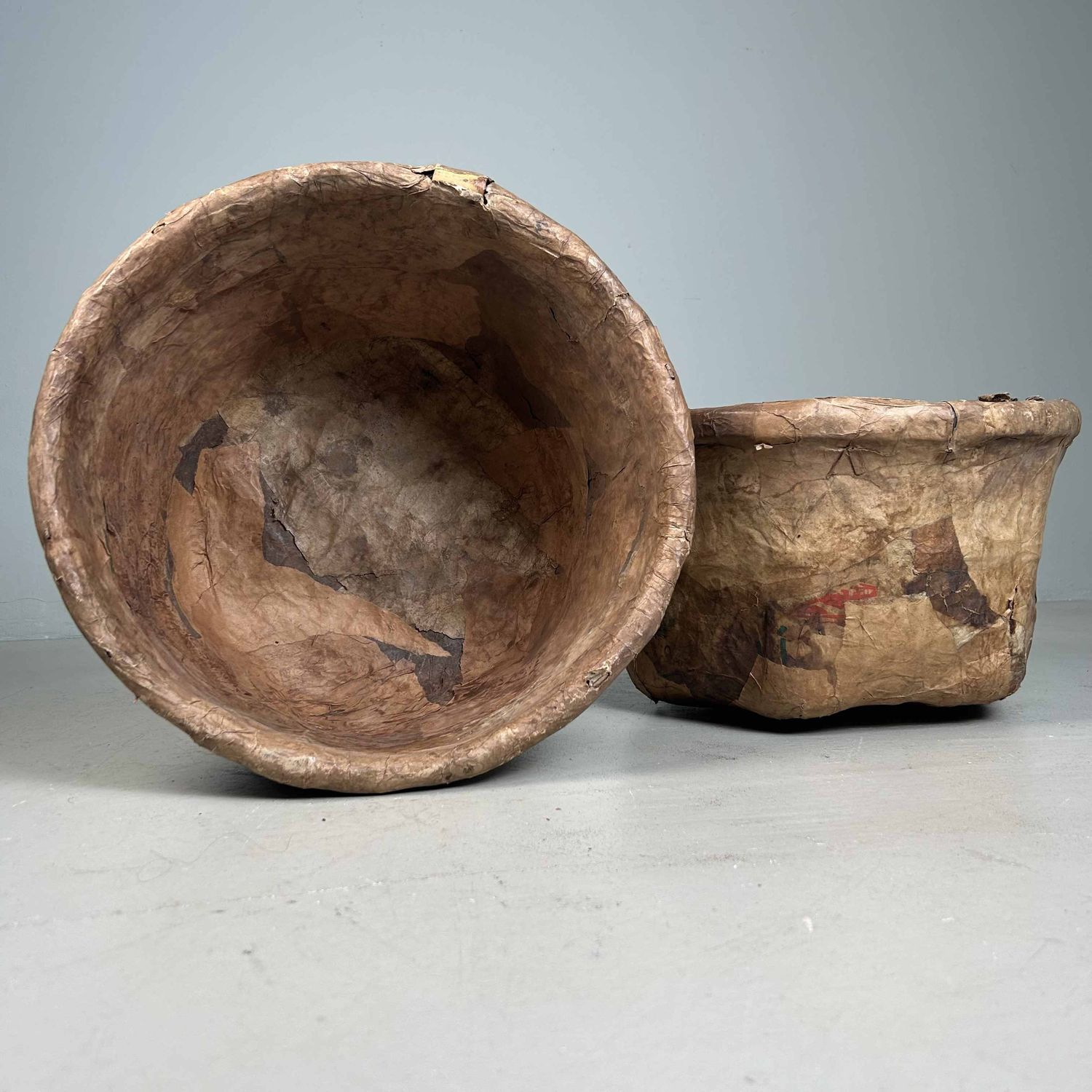 Set Antieke Bamboe Manden met Washi Papier, Meiji-periode, Japan.