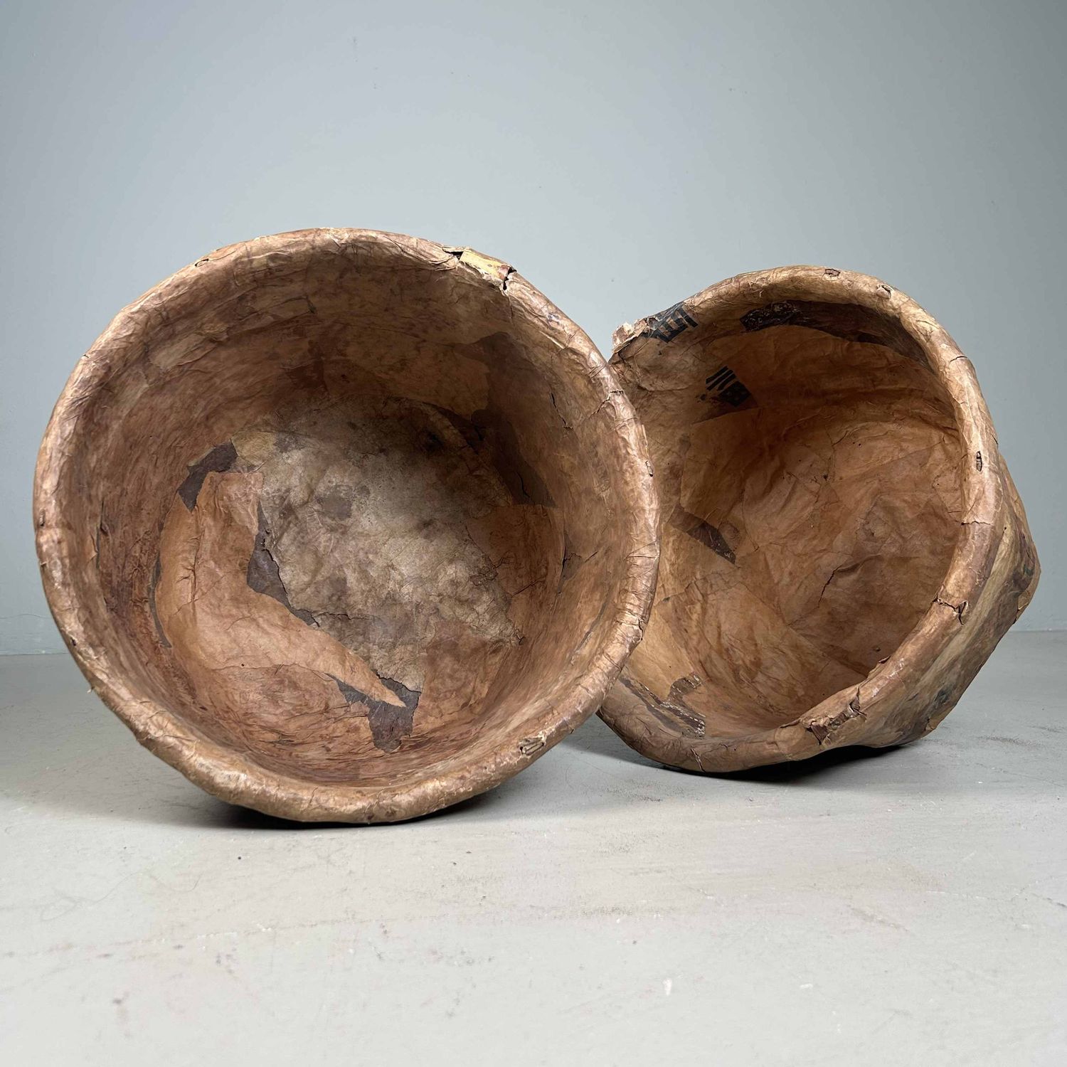 Set Antieke Bamboe Manden met Washi Papier, Meiji-periode, Japan.