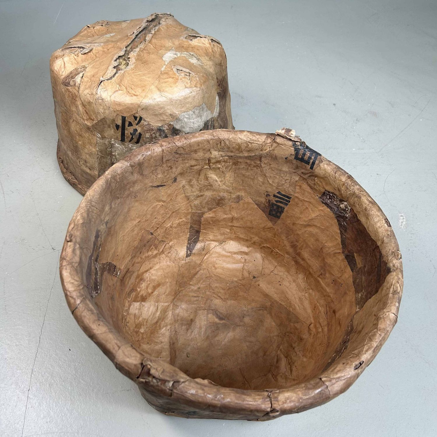 Set Antieke Bamboe Manden met Washi Papier, Meiji-periode, Japan.