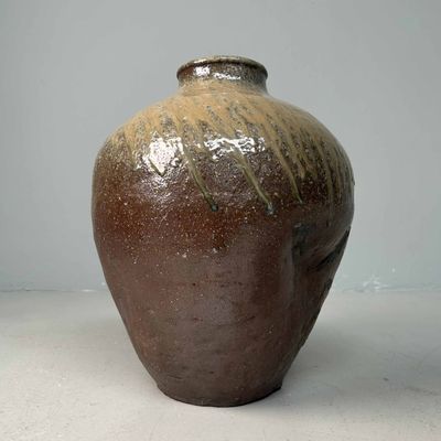 'Imperfecte' Shigaraki Tsubo Vase, Taishō periode, Japan.