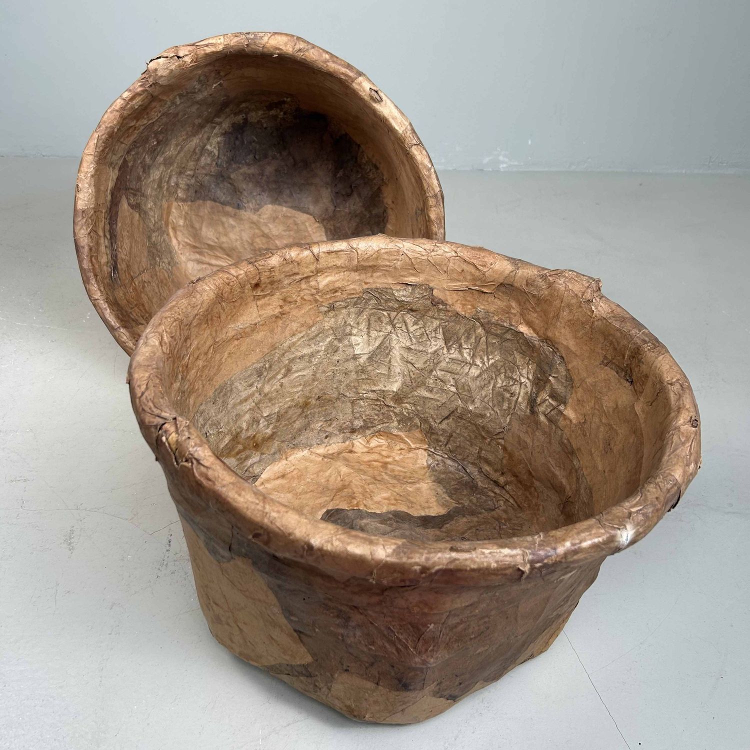 Set Antieke Bamboe Manden met Washi Papier, Meiji-periode, Japan.