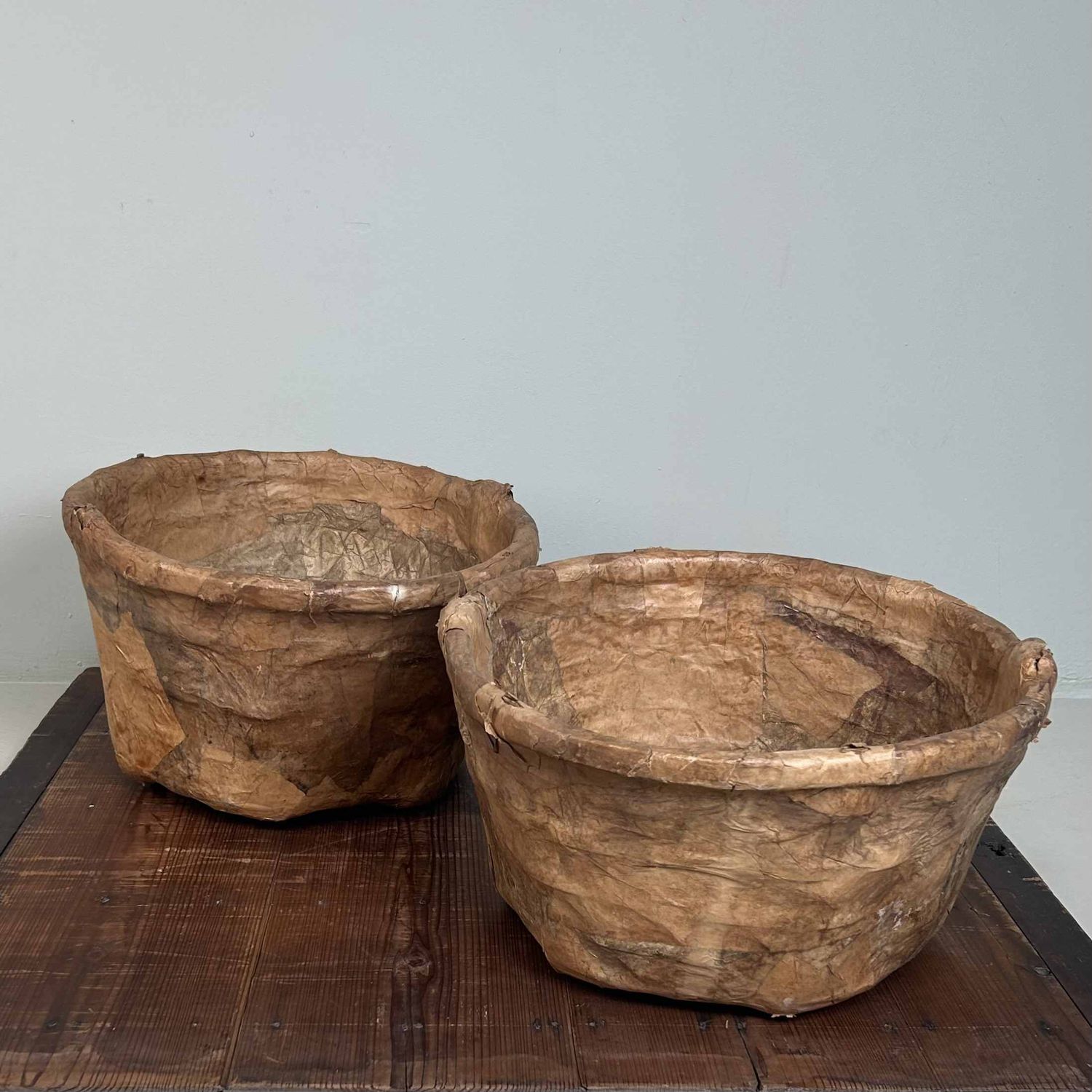 Set Antieke Bamboe Manden met Washi Papier, Meiji-periode, Japan.