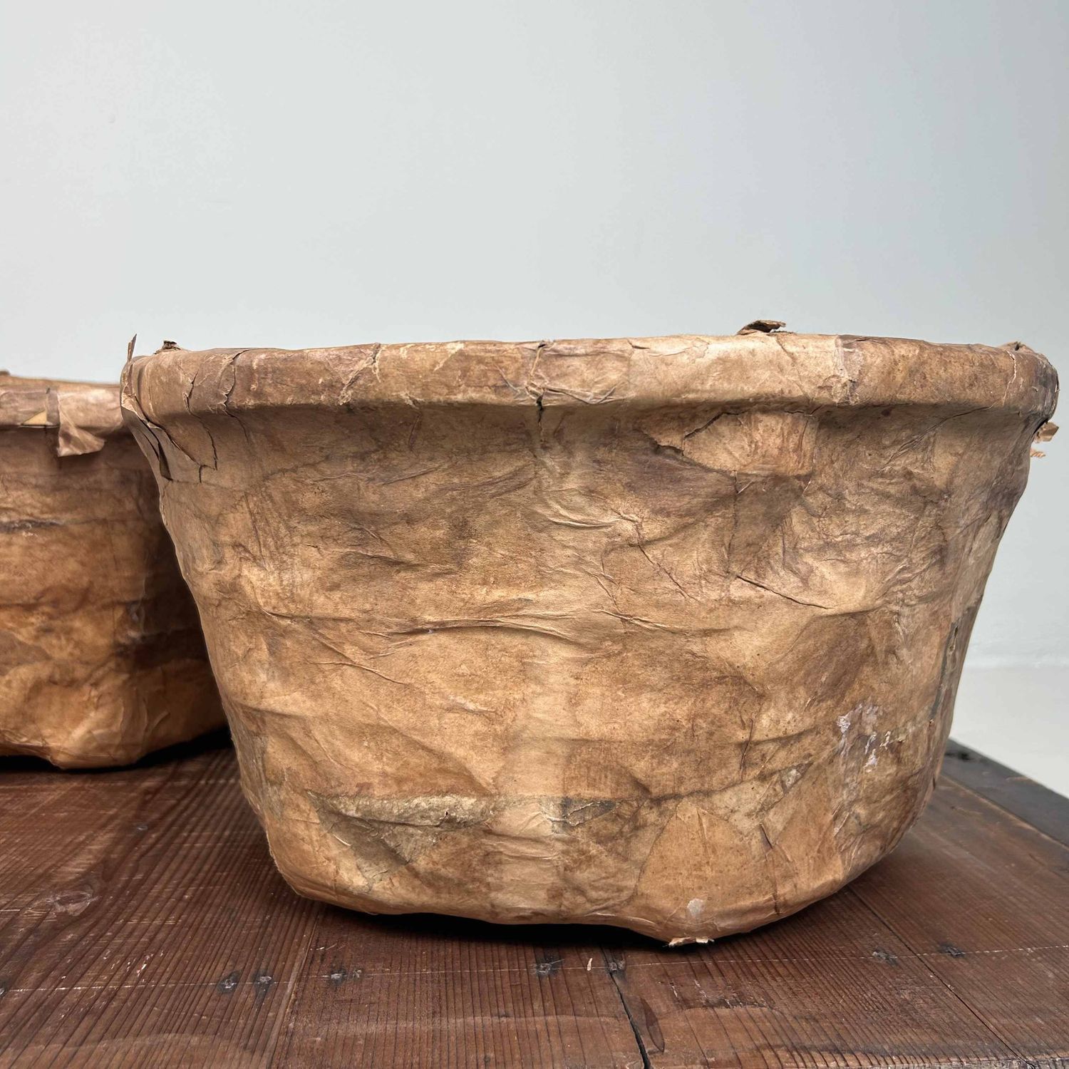 Set Antieke Bamboe Manden met Washi Papier, Meiji-periode, Japan.