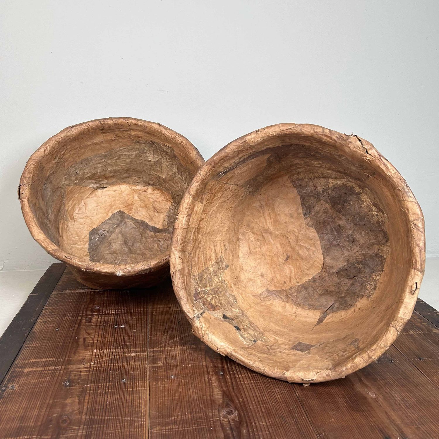 Set Antieke Bamboe Manden met Washi Papier, Meiji-periode, Japan.