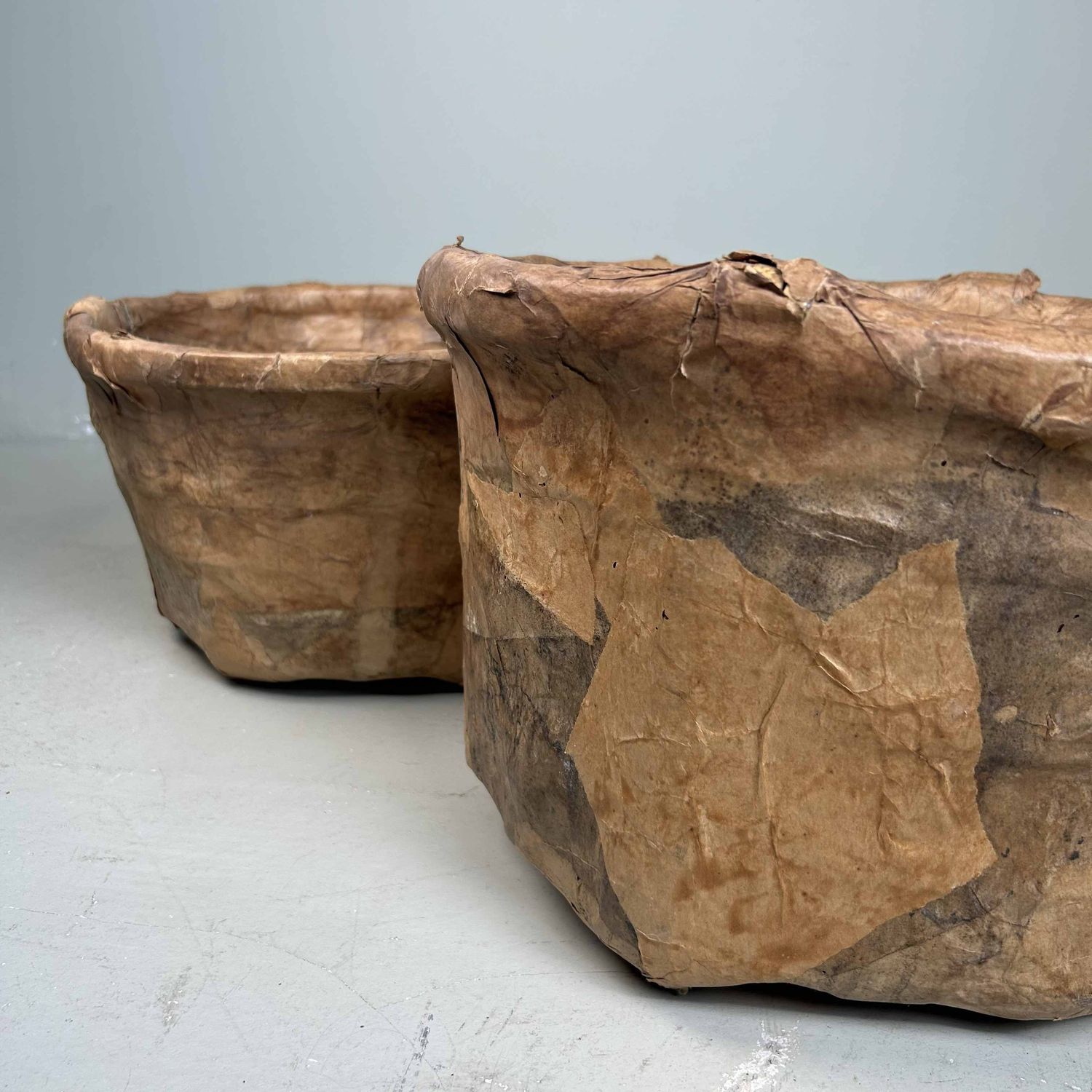 Set Antieke Bamboe Manden met Washi Papier, Meiji-periode, Japan.