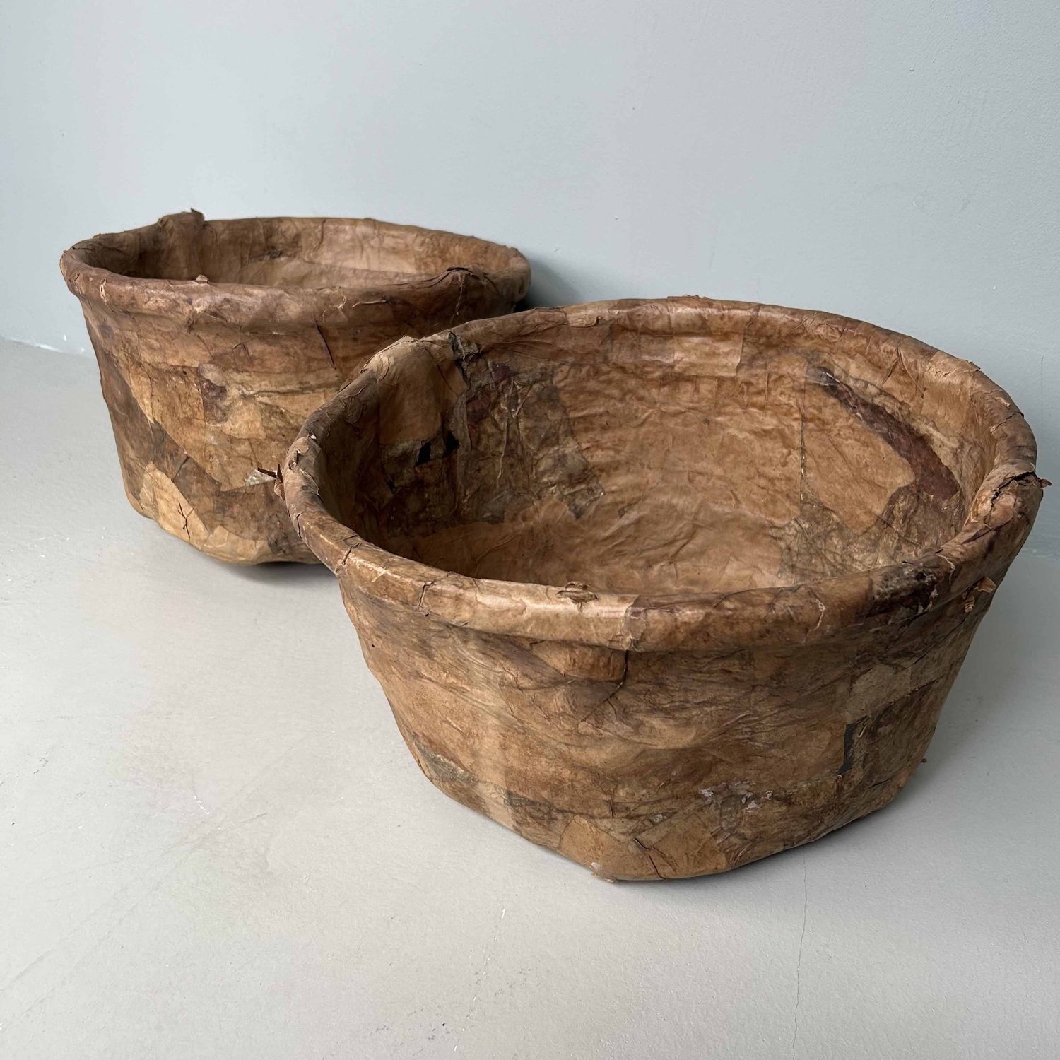 Set Antieke Bamboe Manden met Washi Papier, Meiji-periode, Japan.