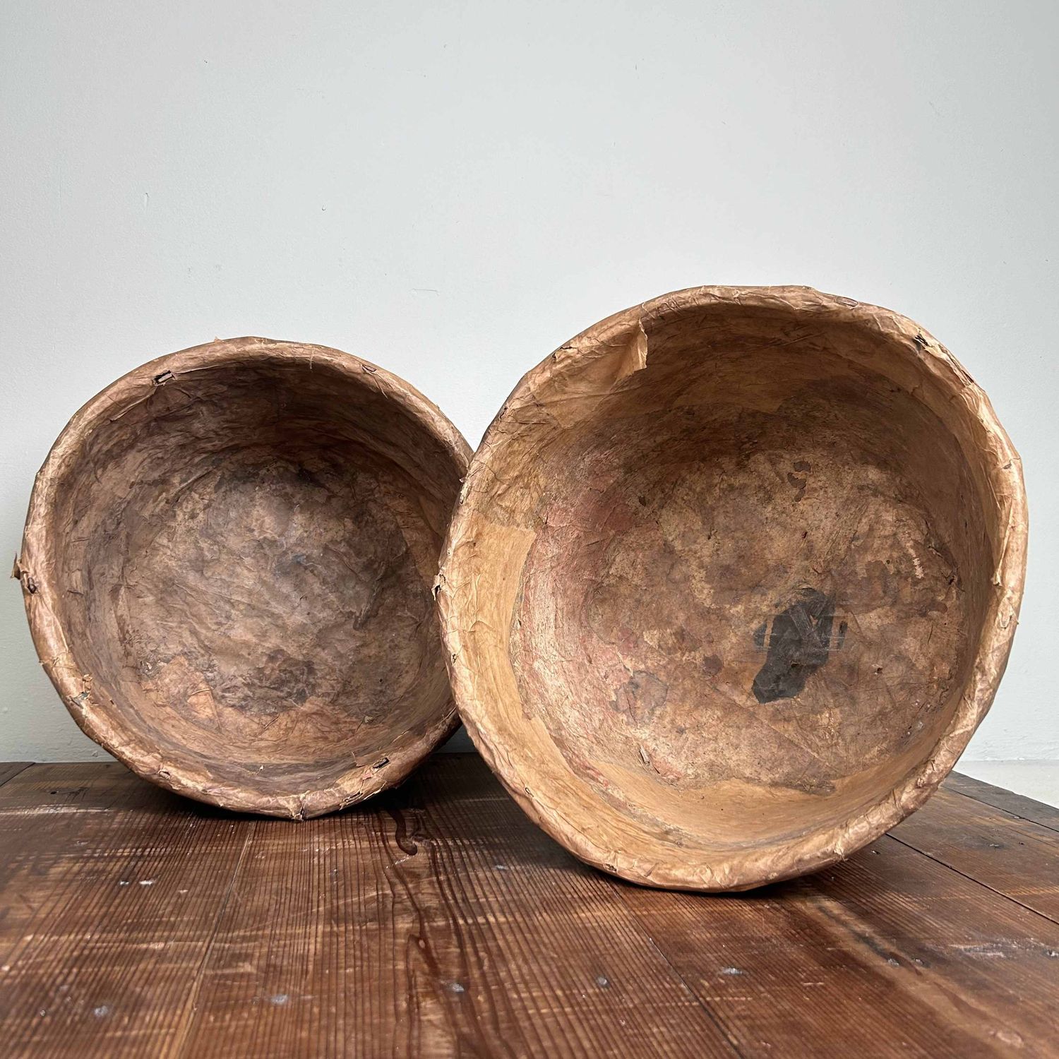 Set Antieke Bamboe Manden met Washi Papier, Meiji-periode, Japan.