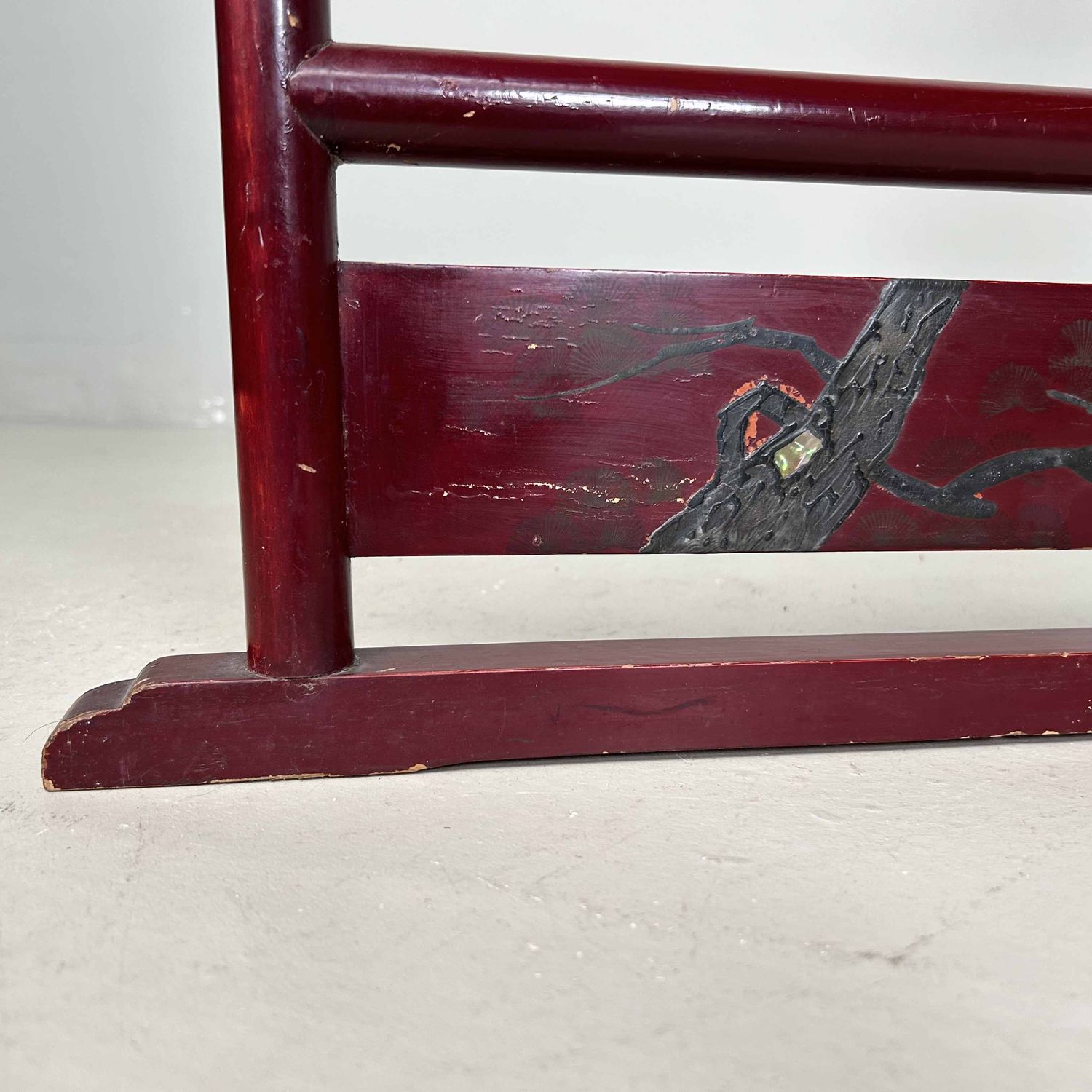 Antique Japanese Lacquered 'Crane' Kimono Hanger Stand (Ikō), Meiji Period.