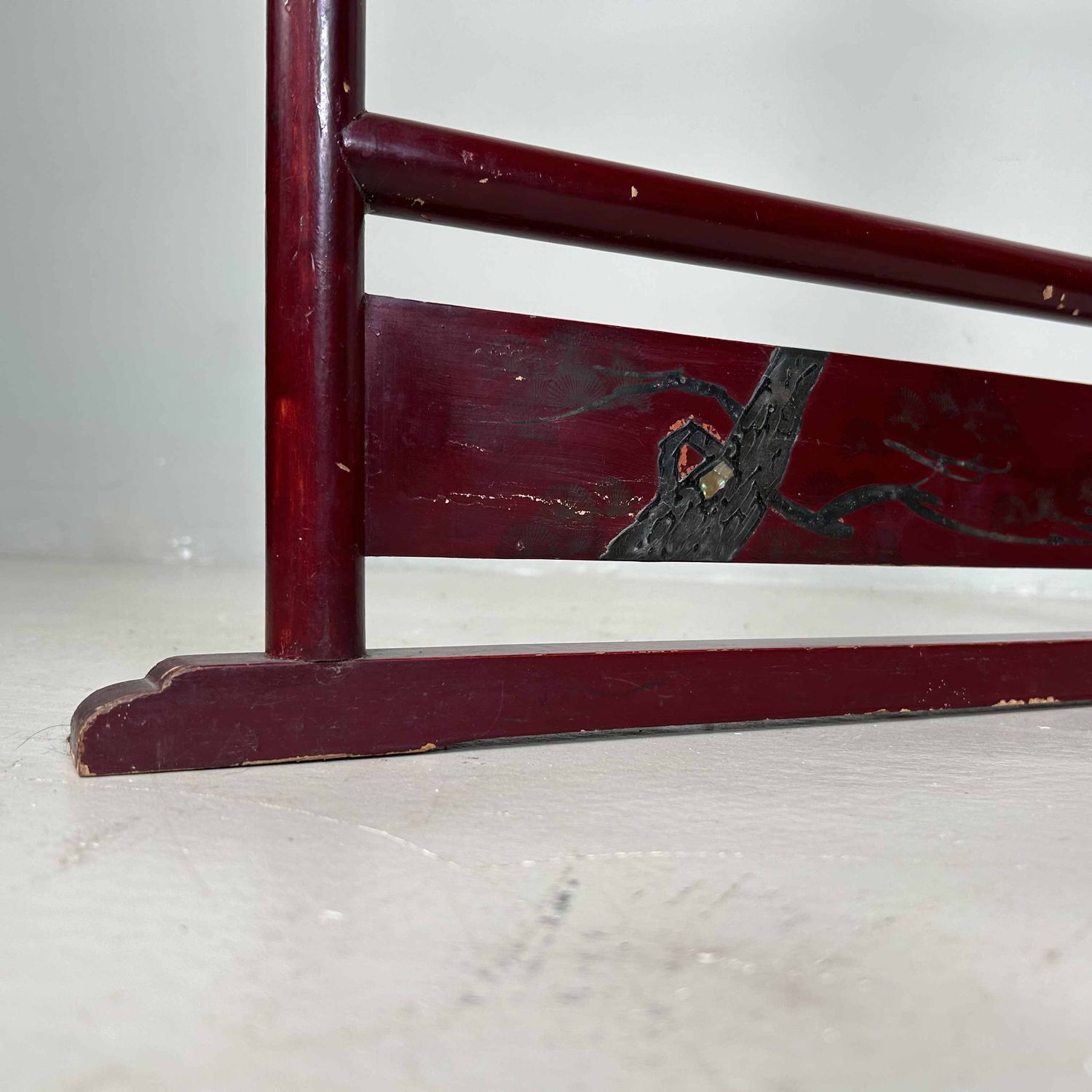 Antique Japanese Lacquered 'Crane' Kimono Hanger Stand (Ikō), Meiji Period.