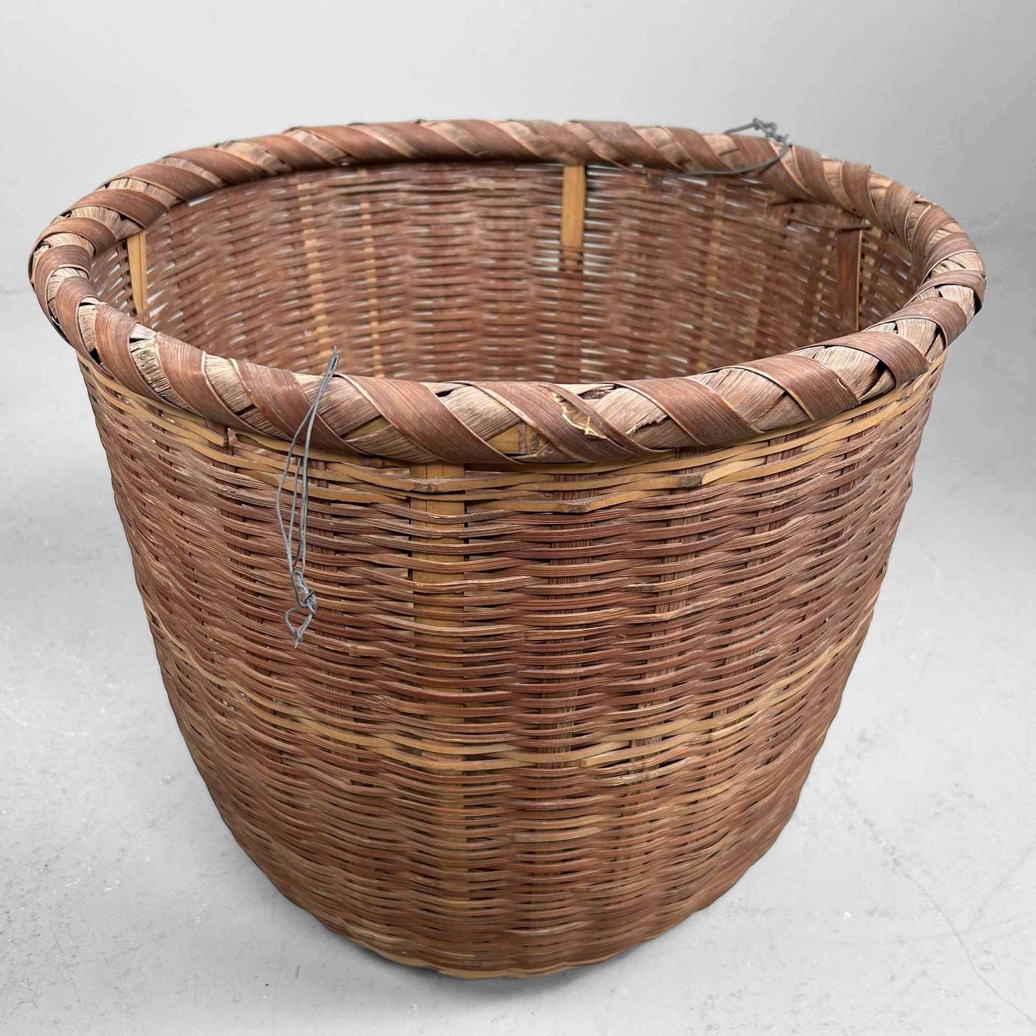 Traditionele Japanse Okimono Kago (置物籠) Bamboe Mand, Shōwa. Traditionele Japanse Okimono Kago (置物籠) Bamboe Mand, Shōwa.
