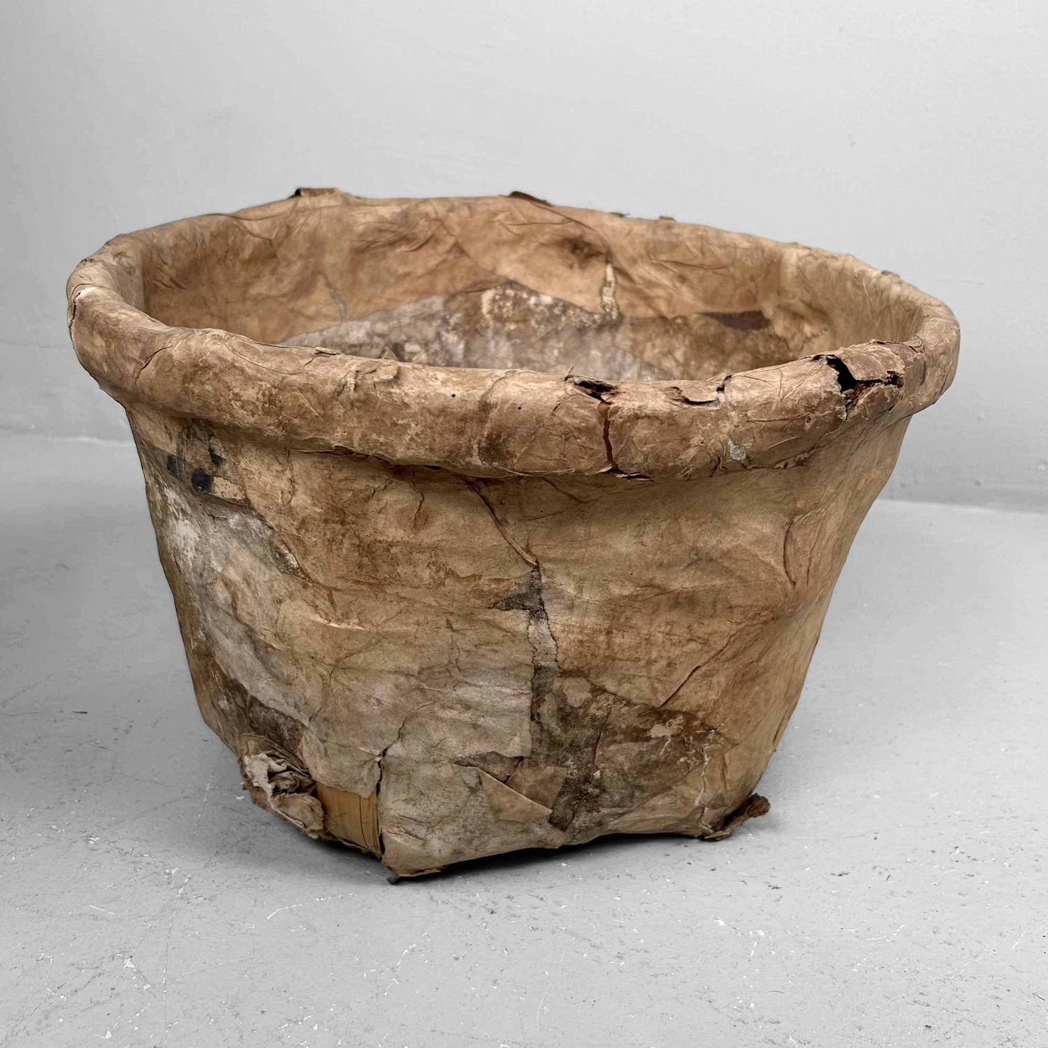 Antieke Bamboe Mand met Washi Papier, Meiji-periode, Japan.