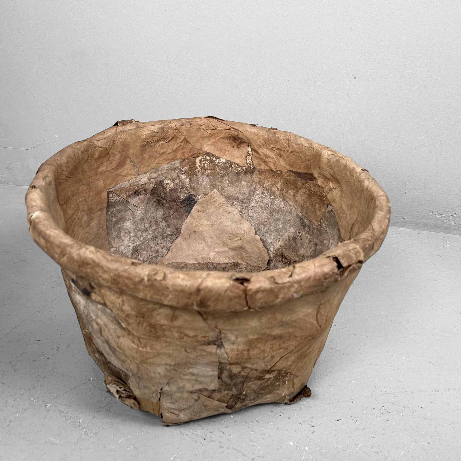 Antieke Bamboe Mand met Washi Papier, Meiji-periode, Japan.