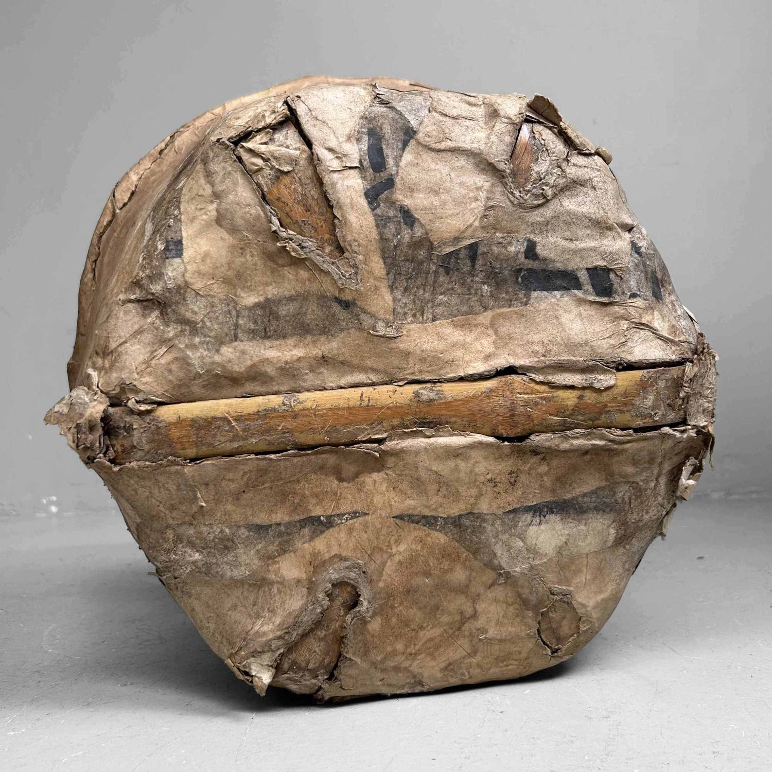 Antieke Bamboe Mand met Washi Papier, Meiji-periode, Japan.