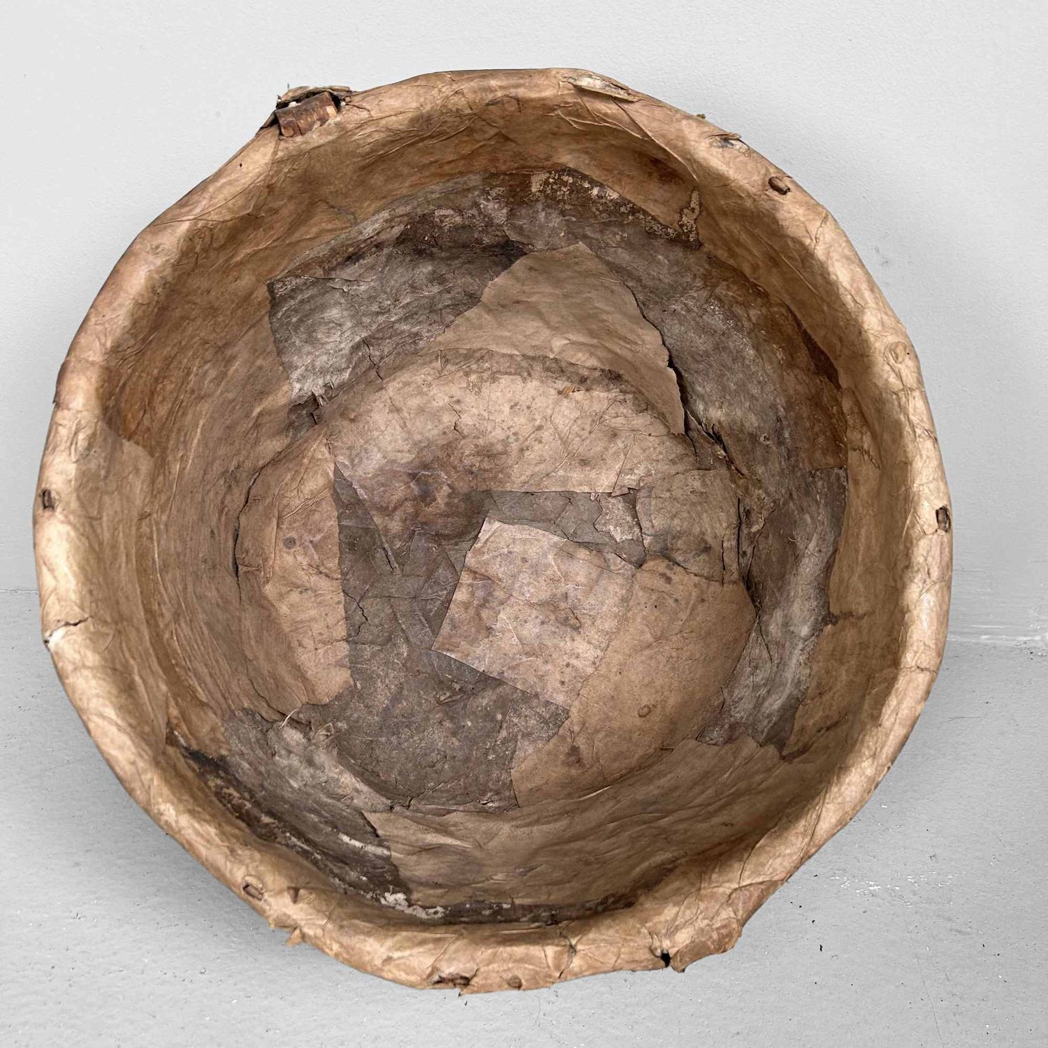 Antieke Bamboe Mand met Washi Papier, Meiji-periode, Japan.