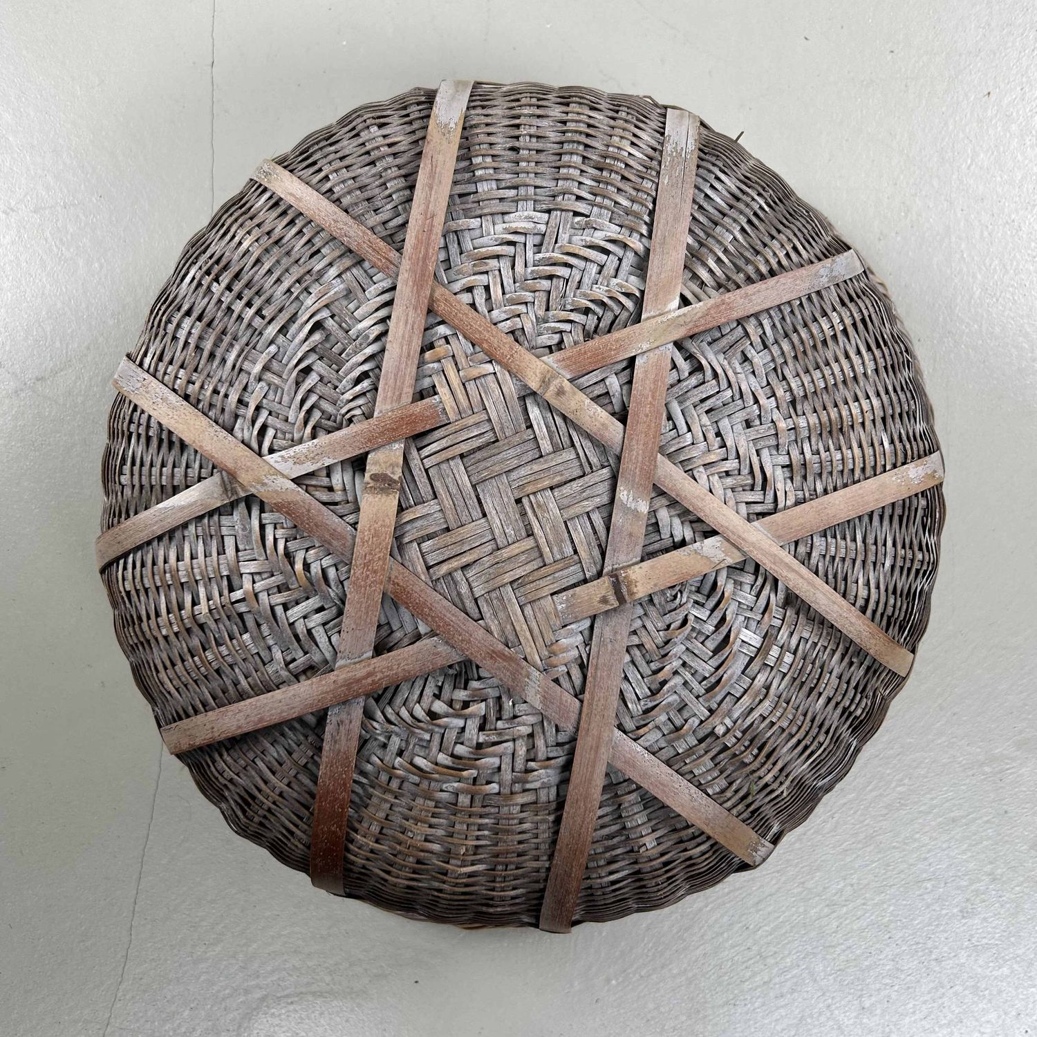 Traditionele Bamboe Oogstmand, Japan, jaren '40. Traditionele Bamboe Oogstmand, Japan, jaren '40.