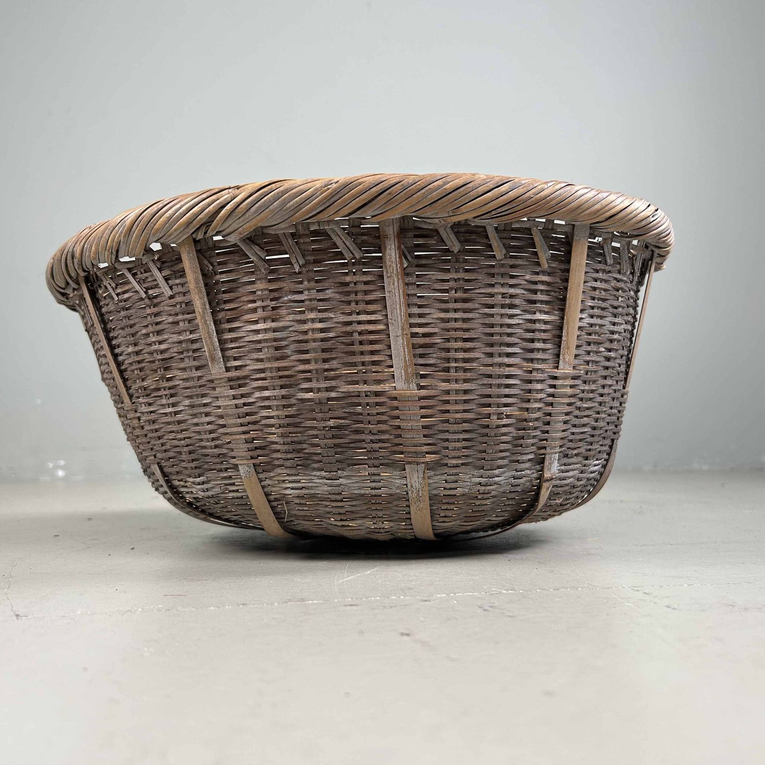 Traditionele Bamboe Oogstmand, Japan, jaren '40. Traditionele Bamboe Oogstmand, Japan, jaren '40.