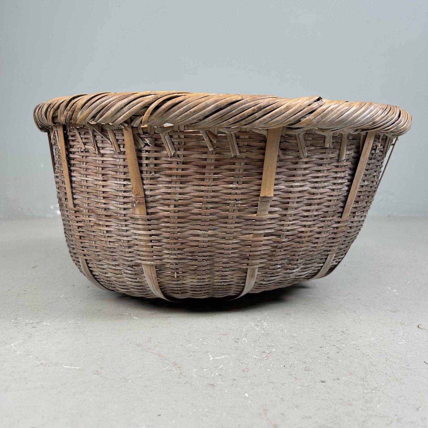 Traditionele Bamboe Oogstmand, Japan, jaren '40. Traditionele Bamboe Oogstmand, Japan, jaren '40.