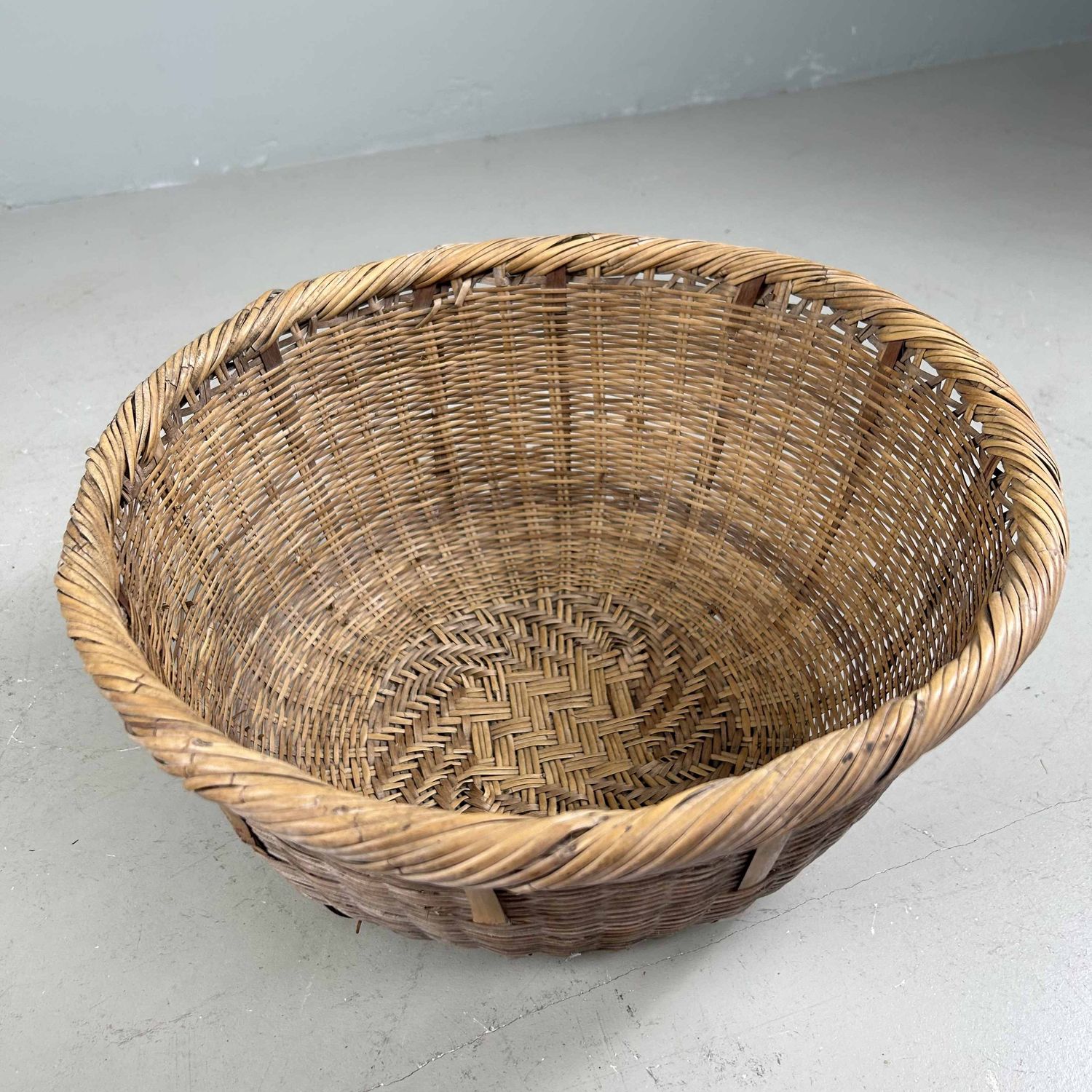 Traditionele Bamboe Oogstmand, Japan, jaren '40. Traditionele Bamboe Oogstmand, Japan, jaren '40.